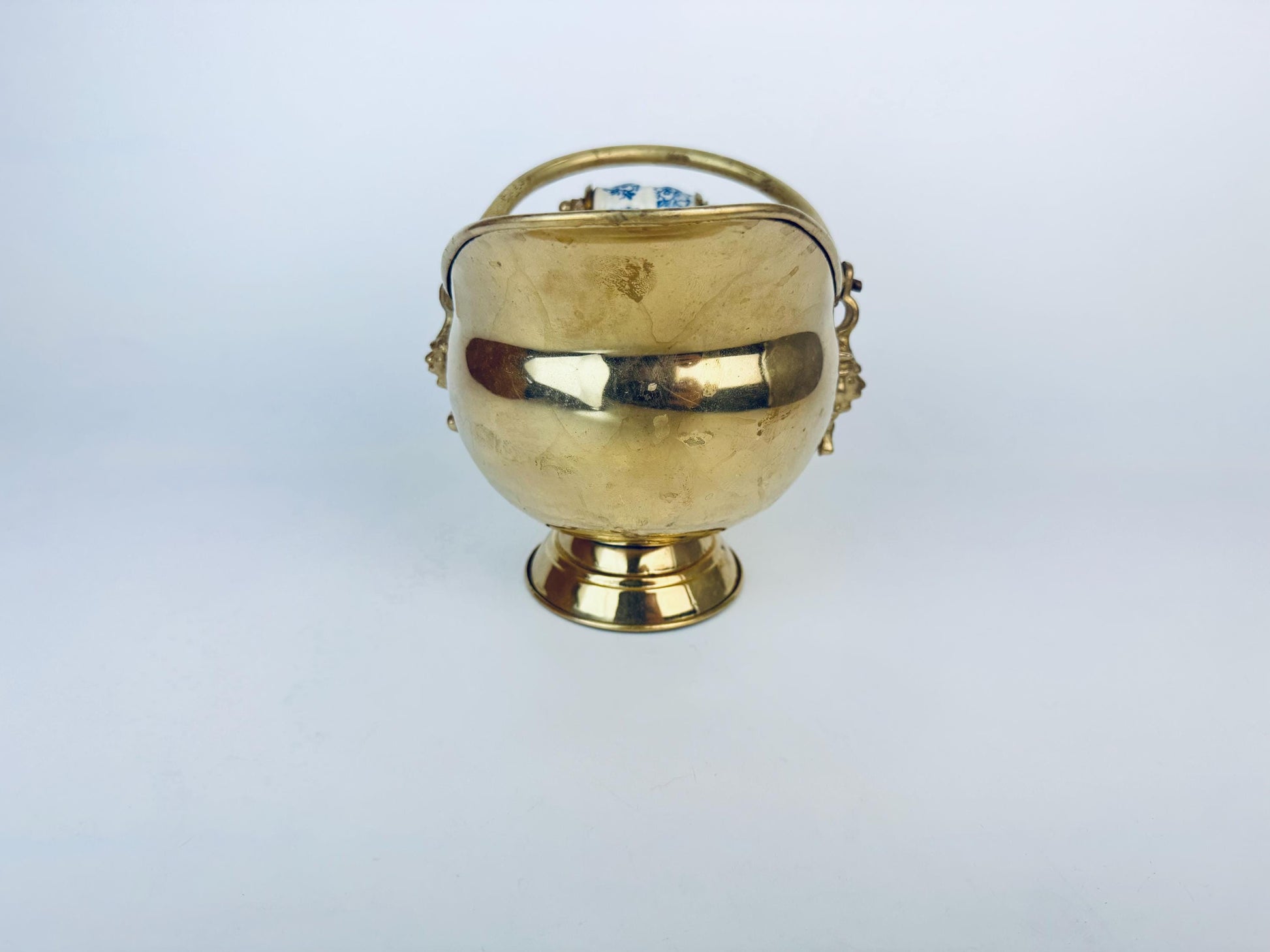 Product image for 'vintage brass lion head coal scuttle bucket elegant fireplace accent' (view 4bec34)
