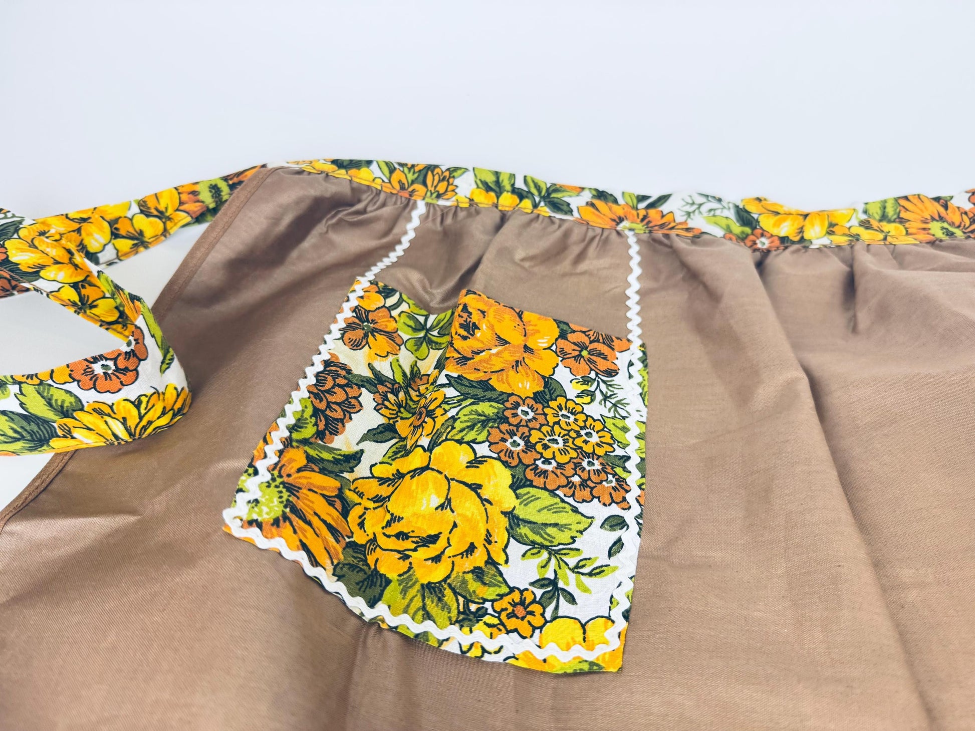 Product image for 'vintage 1960s reversible brown gold floral waist apron with pocket mid century charm' (view ba7008)