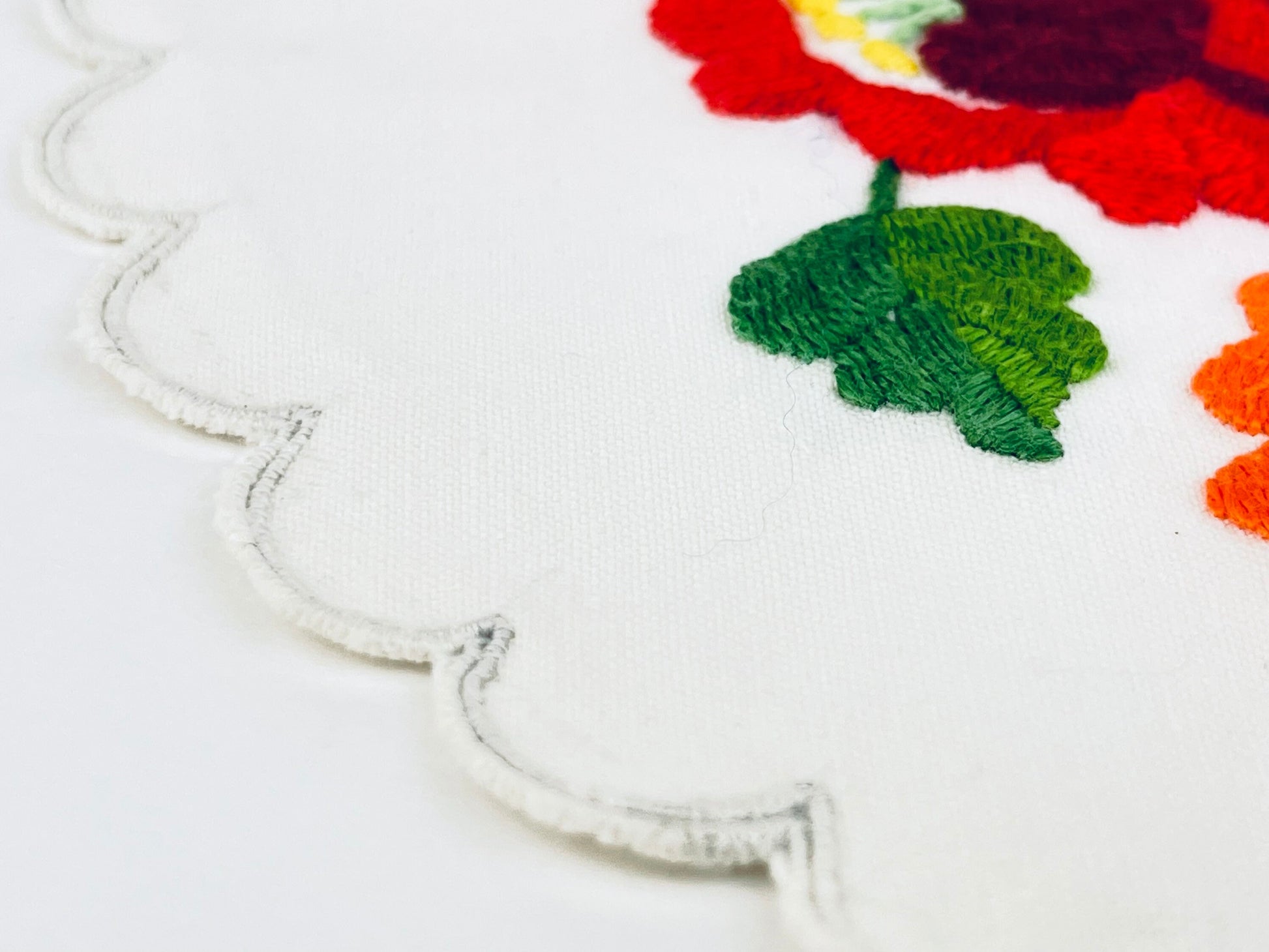 Product image for 'vintage circular scalloped edge folks floral pattern table linen doily' (view 56939a)