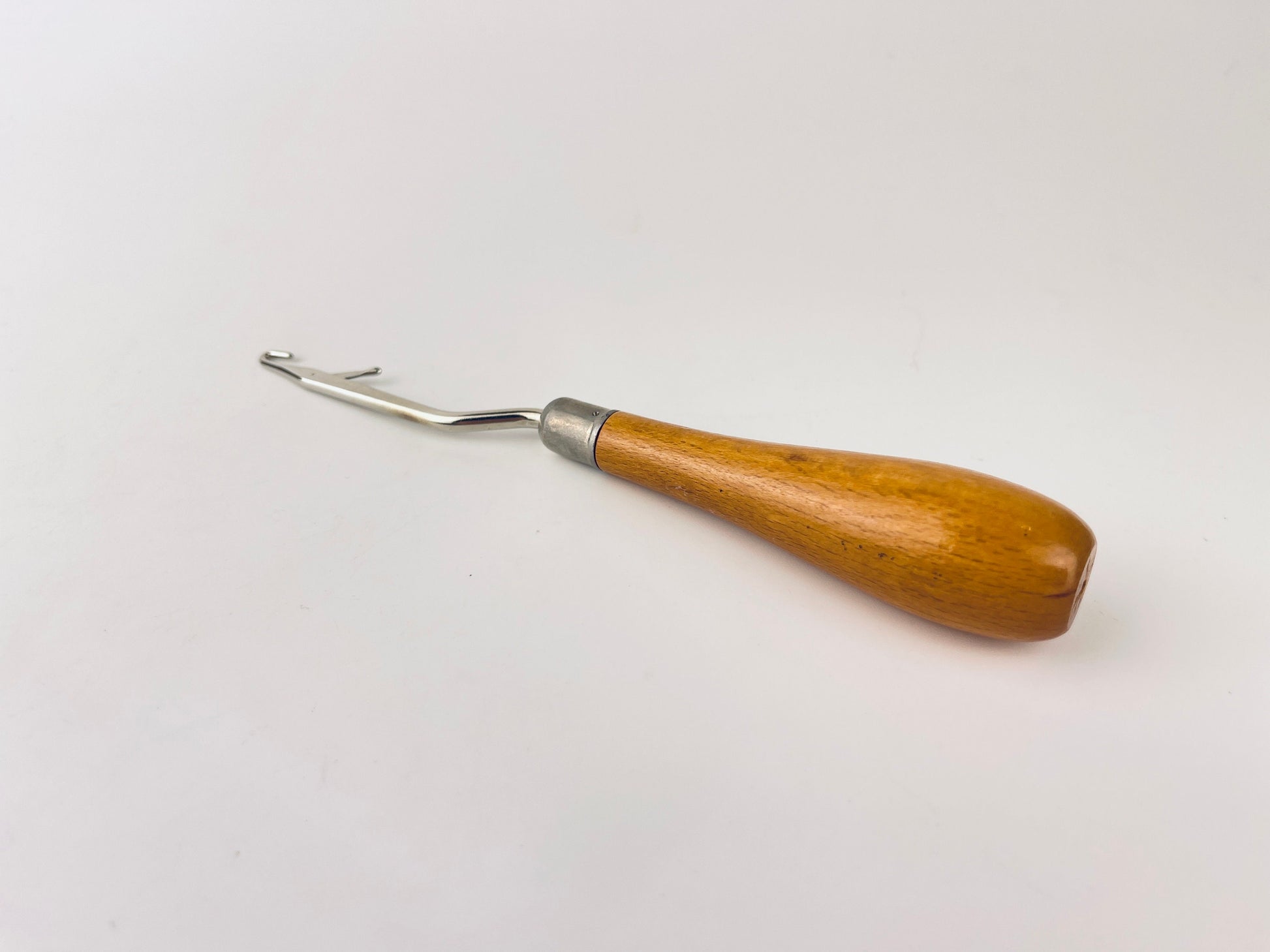 Product image for 'vintage rug yarn latch tool wood handle' (view 6240f4)