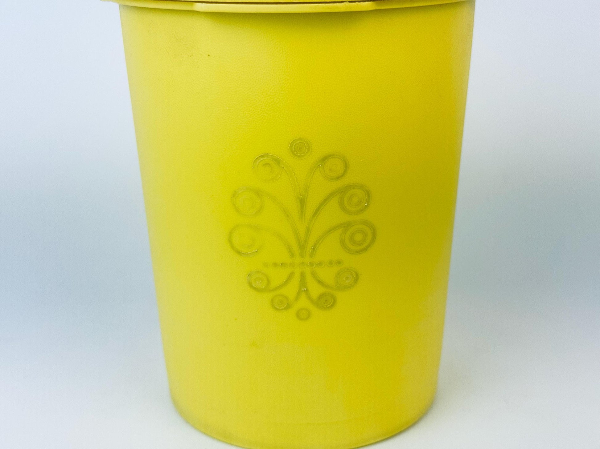 Product image for 'vintage yellow plastic tupperware servalier countertop container instant touch lid scroll pattern made in canada 1' (view 76d6ad)