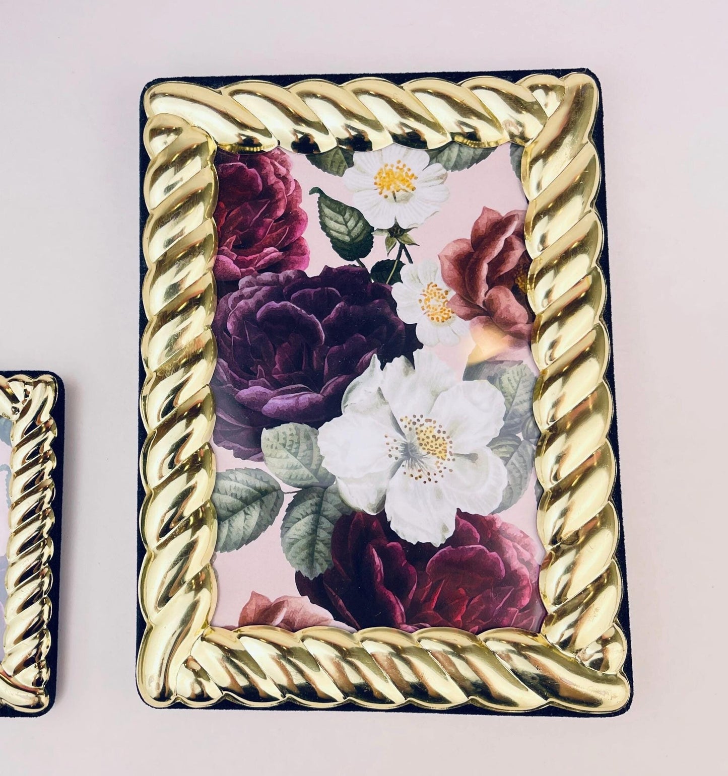 Product image for 'vintage solid brass roped chain gold wall mountable picture frames sold separately' (view 5aaebb)