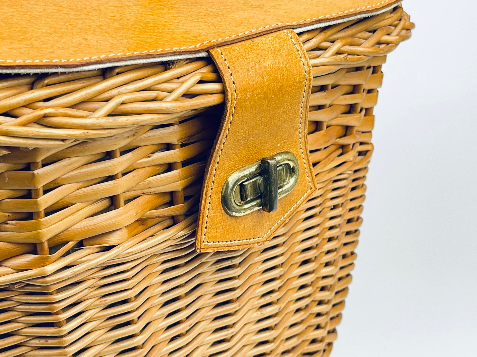 Product image for 'vintage dagmar leather wicker picnic basket made in poland' (view 10ad0d)