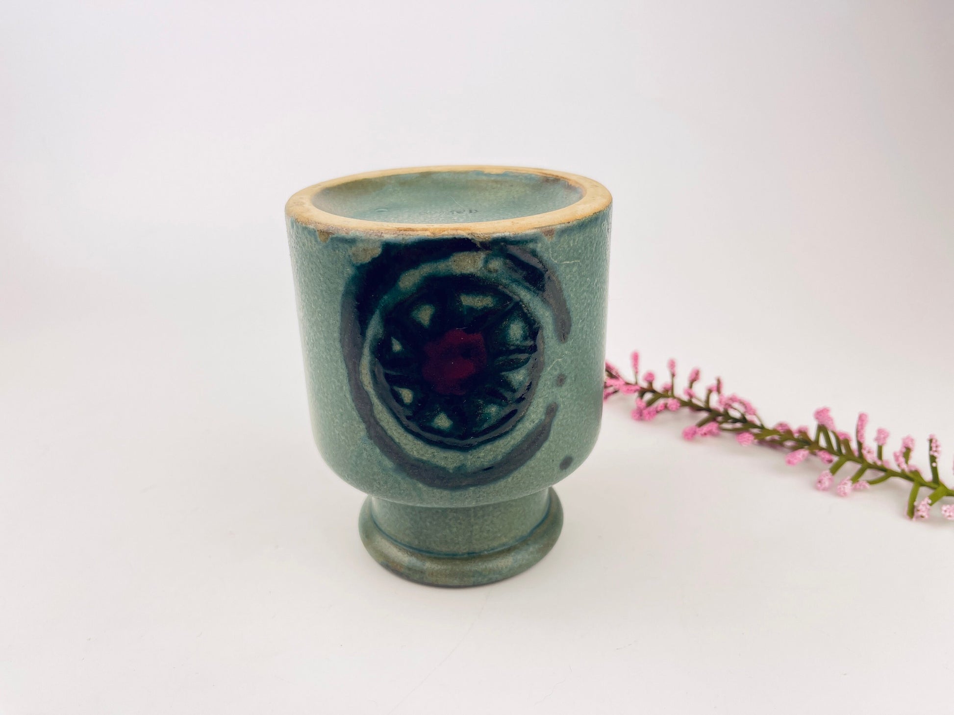 Product image for 'vintage hand painted mcm green geometric star bud vase made in japan' (view 77874d)