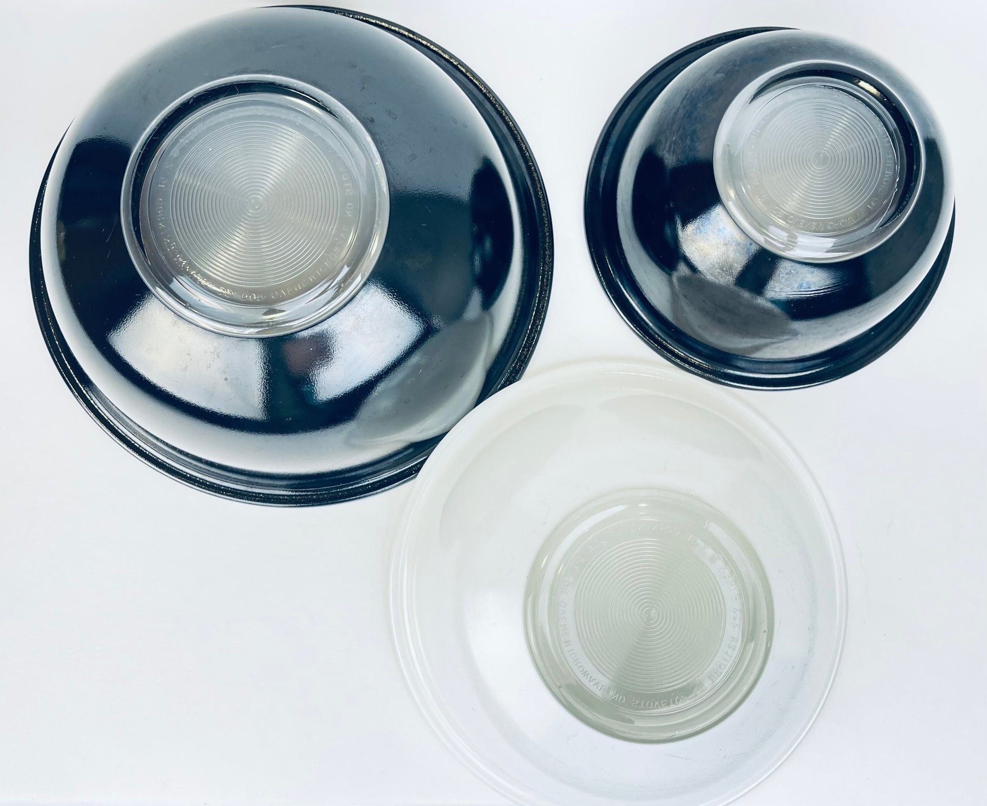 Product image for 'vintage pyrex nesting bowl set mixing bowls of various size black white with clear bottoms 322 323 325' (view 66d4dd)