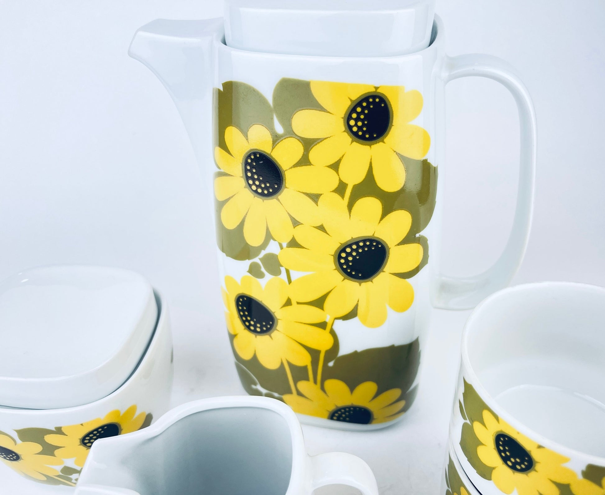 Product image for 'vintage yellow daisy tea set schirnding bavaria tea kettle cream sugar tea cups' (view ffcdc2)