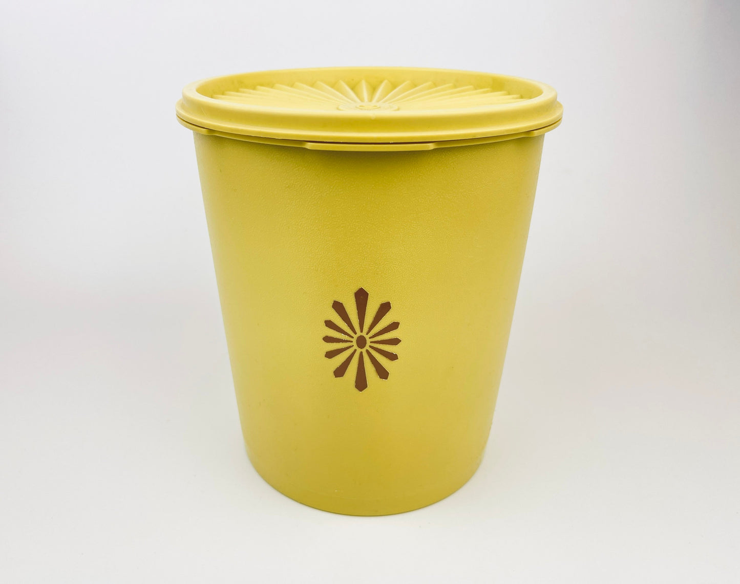 Product image for 'vintage yellow plastic tupperware countertop containers servalier lid starburst pattern made in canada sets sold separately' (view 5793bb)