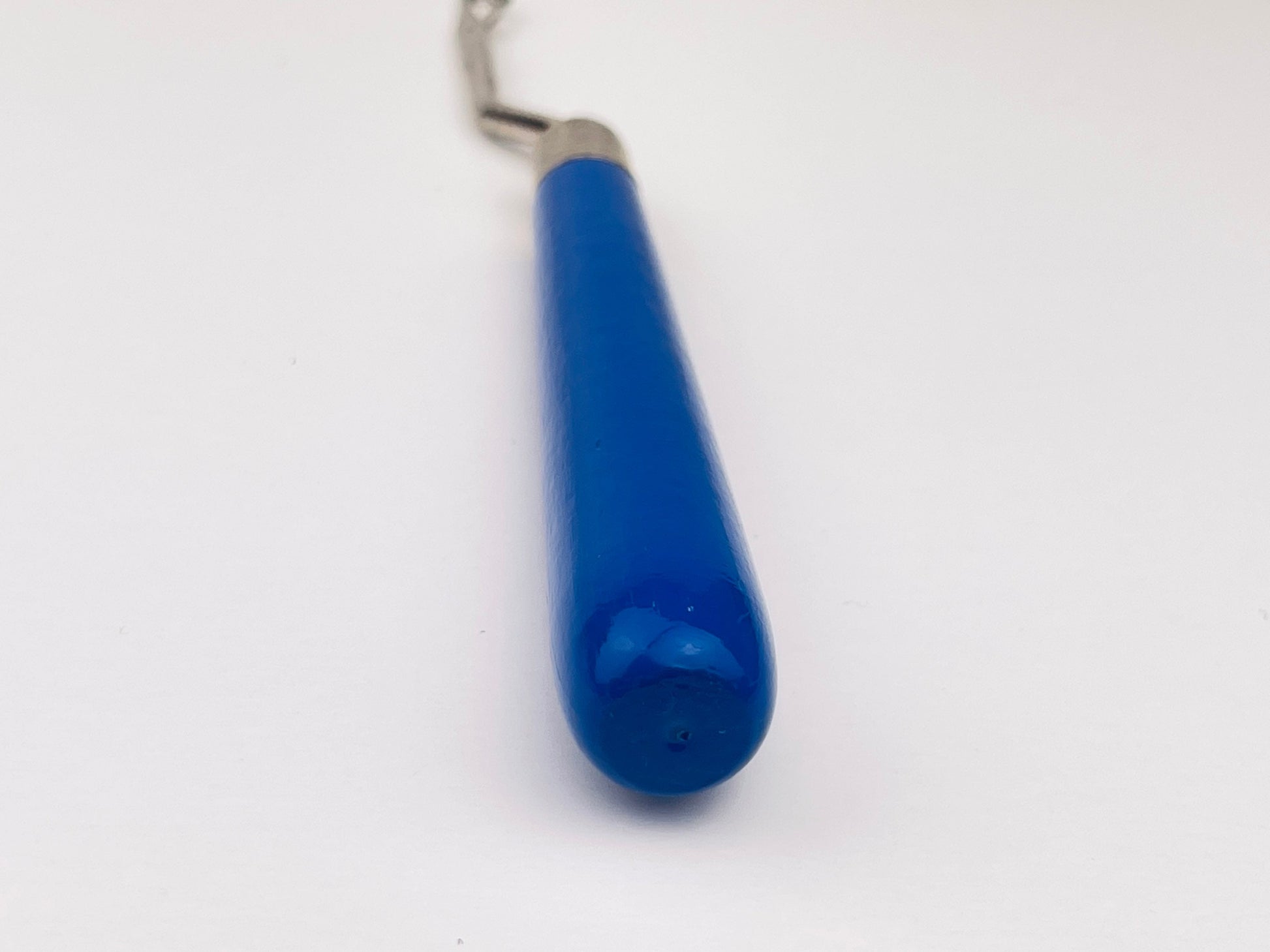 Product image for 'vintage shillcraft readicut rug yarn latch tool blue handle made in england' (view b13095)