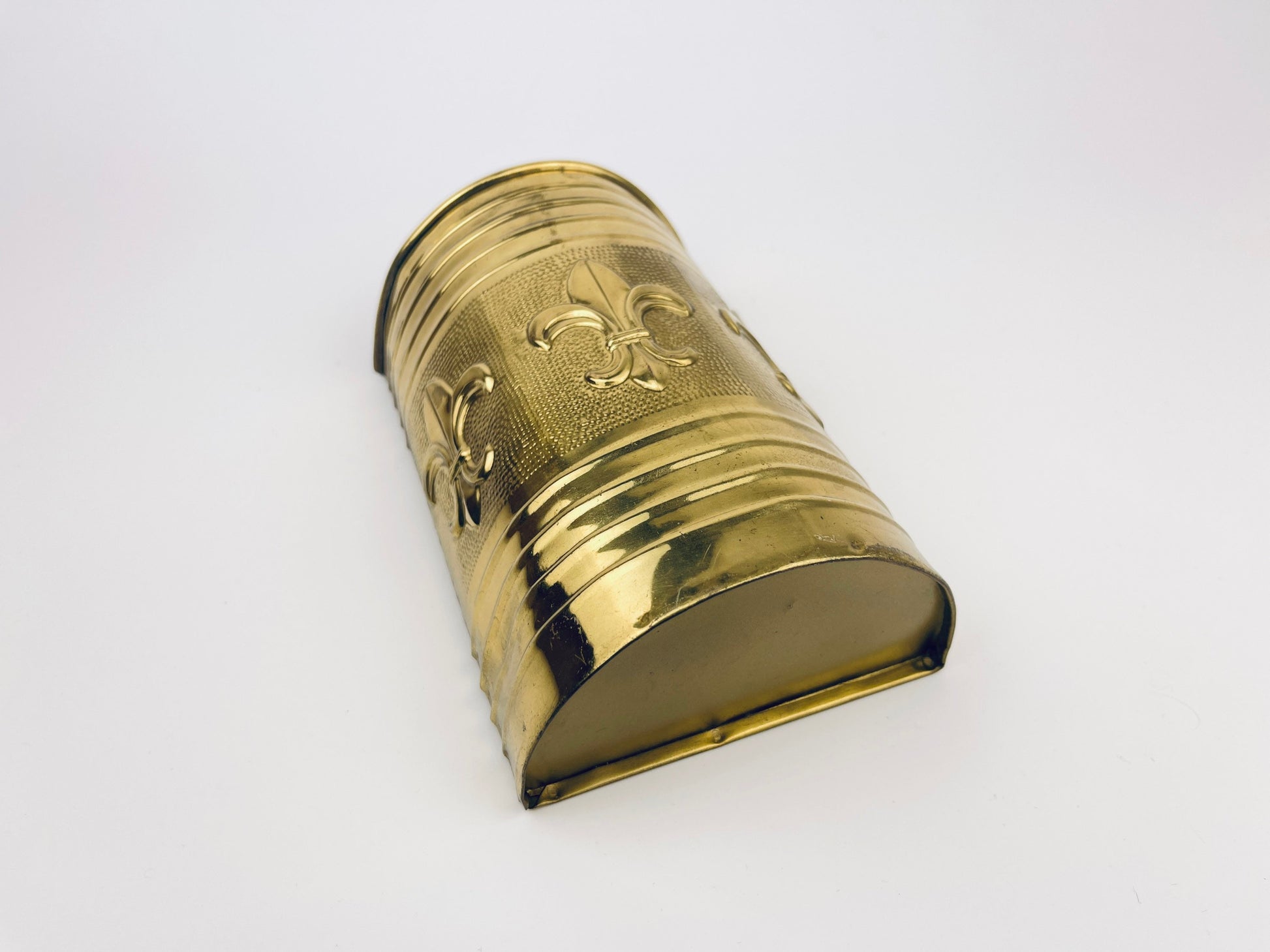 Product image for 'vintage brass fleur de lis match holder wall pocket attractive aged metal patina made in japan' (view 899a8f)