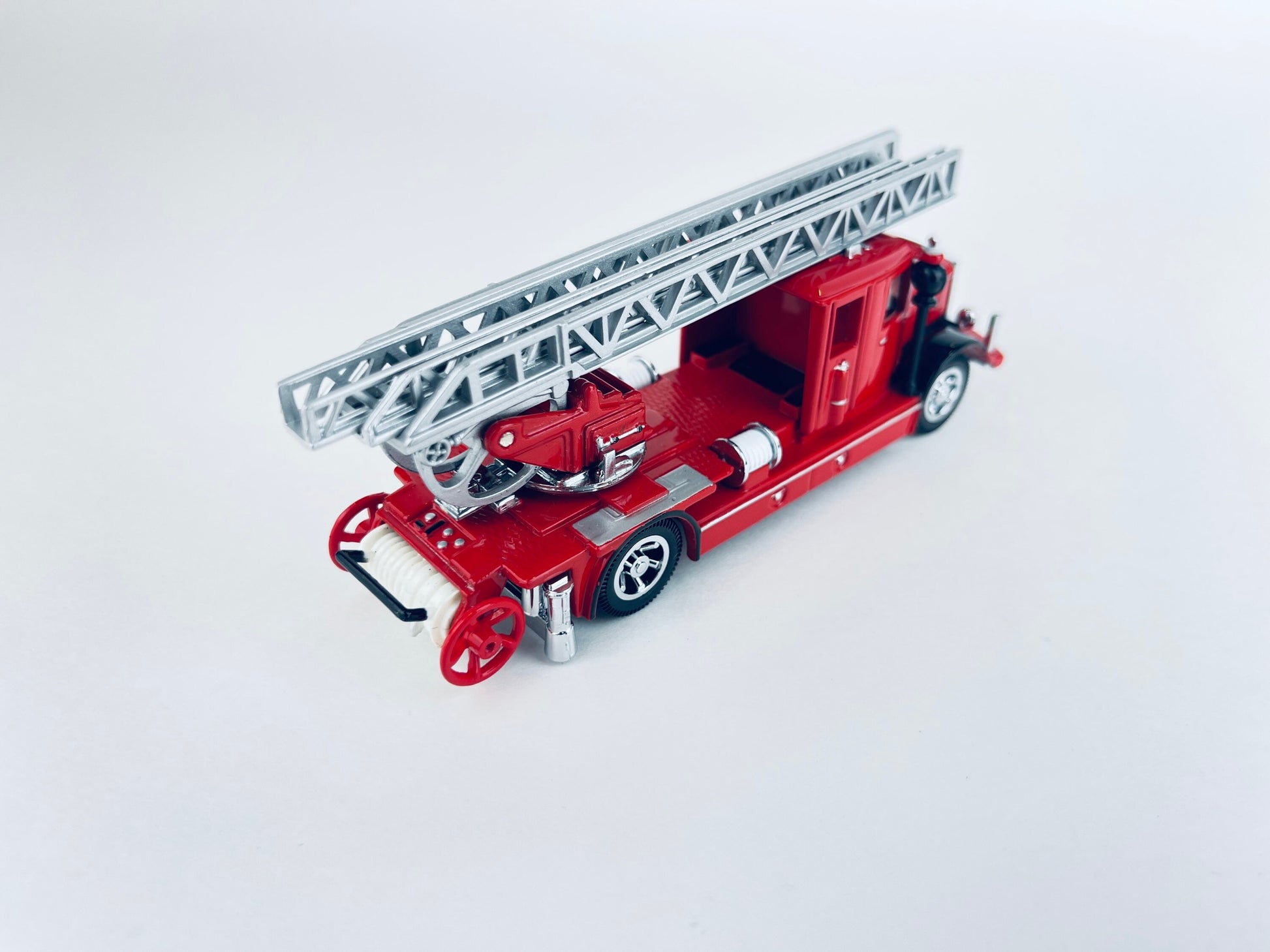 Product image for 'vintage matchbox 1932 mercedes benz ladder truck models of yesteryear 1993' (view 29e6c9)