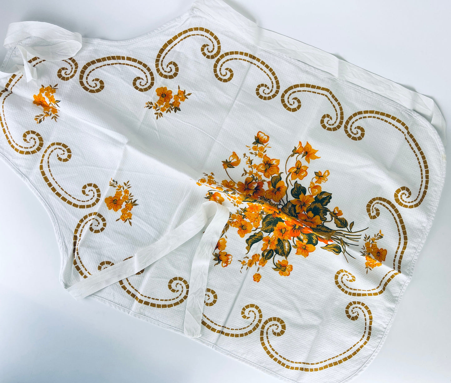 Product image for 'vintage white orange floral print full apron' (view d747c1)