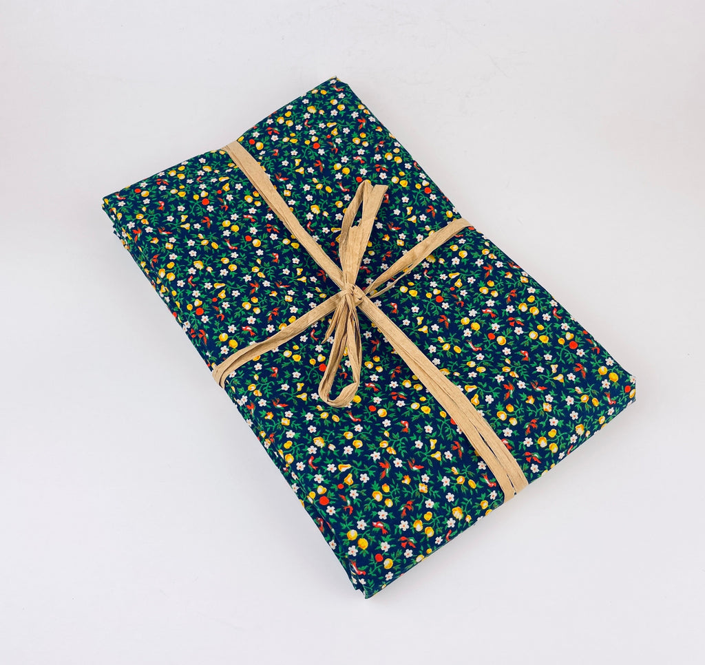 Product image for 'vintage blue green floral fruit polyester fabric 44 75 x 80' (view 998307)