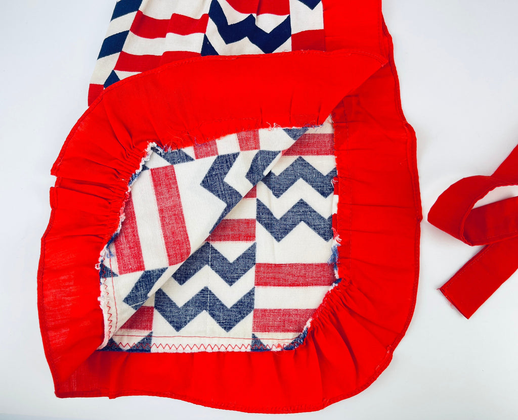 Product image for 'vintage chevron striped ruffled waist apron three pockets' (view e93e07)