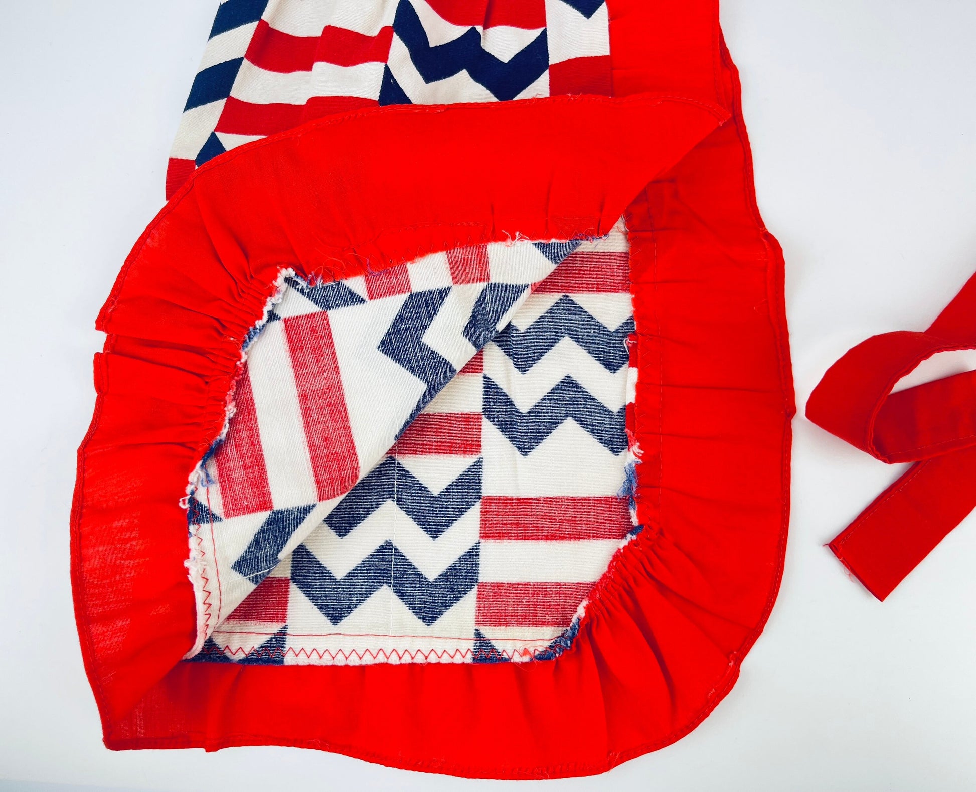 Product image for 'vintage chevron striped ruffled waist apron three pockets' (view e93e07)
