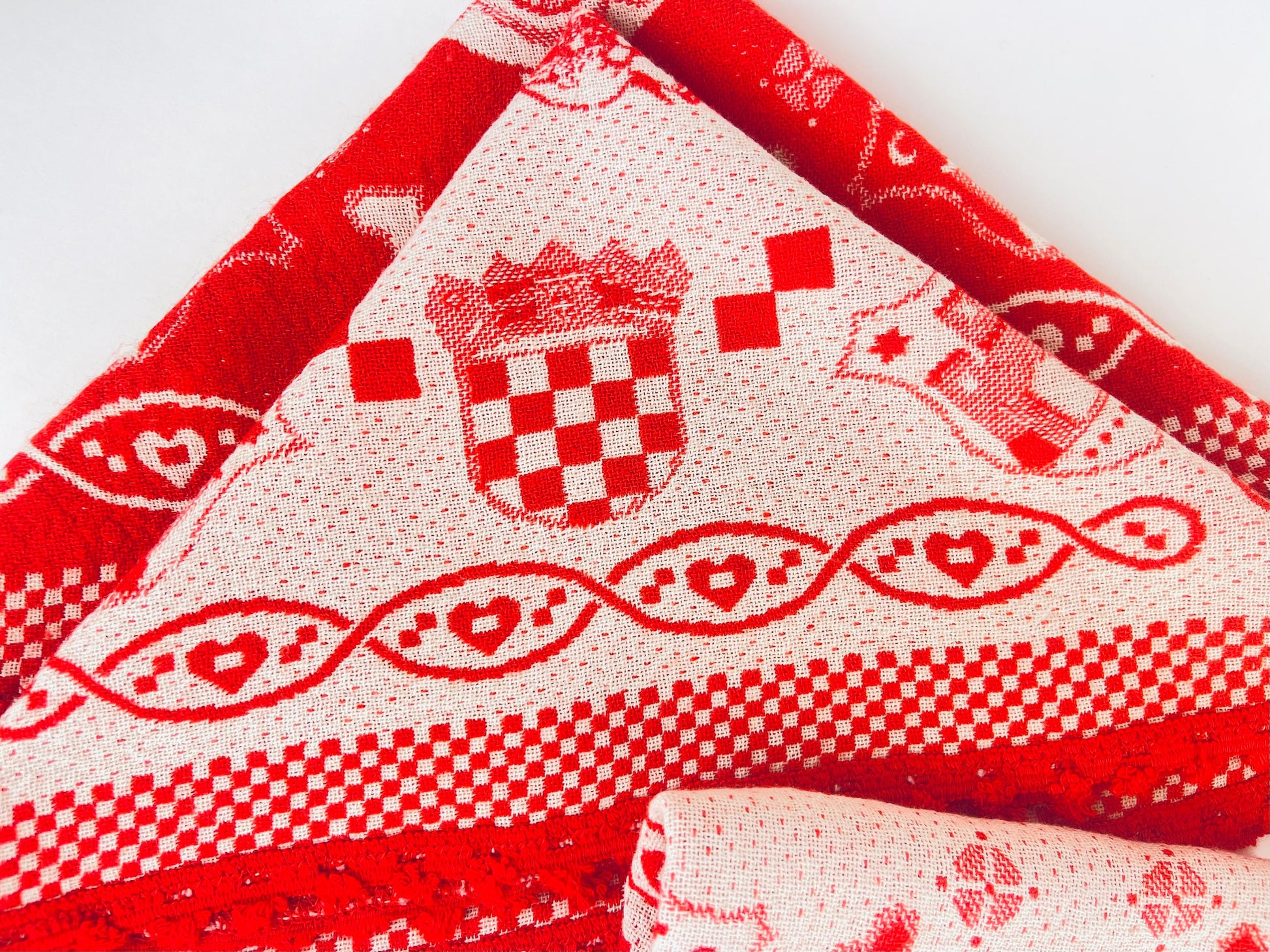 Product image for 'vintage red white austrian folk pattern fabric napkins set of four 4' (view bf03d2)
