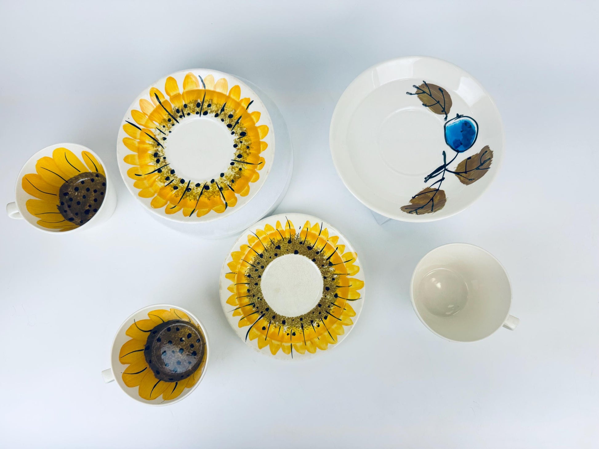 Product image for 'vintage vera jamaica hand painted mug saucer set 1960s pottery sunflower or plum design island worcester ceramic tableware' (view 27d320)