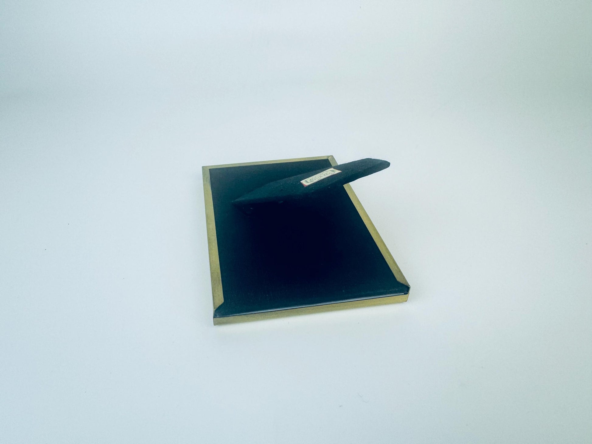 Product image for 'vintage solid brass gold 3 x 4 5 tabletop picture frame made in korea' (view 90c096)