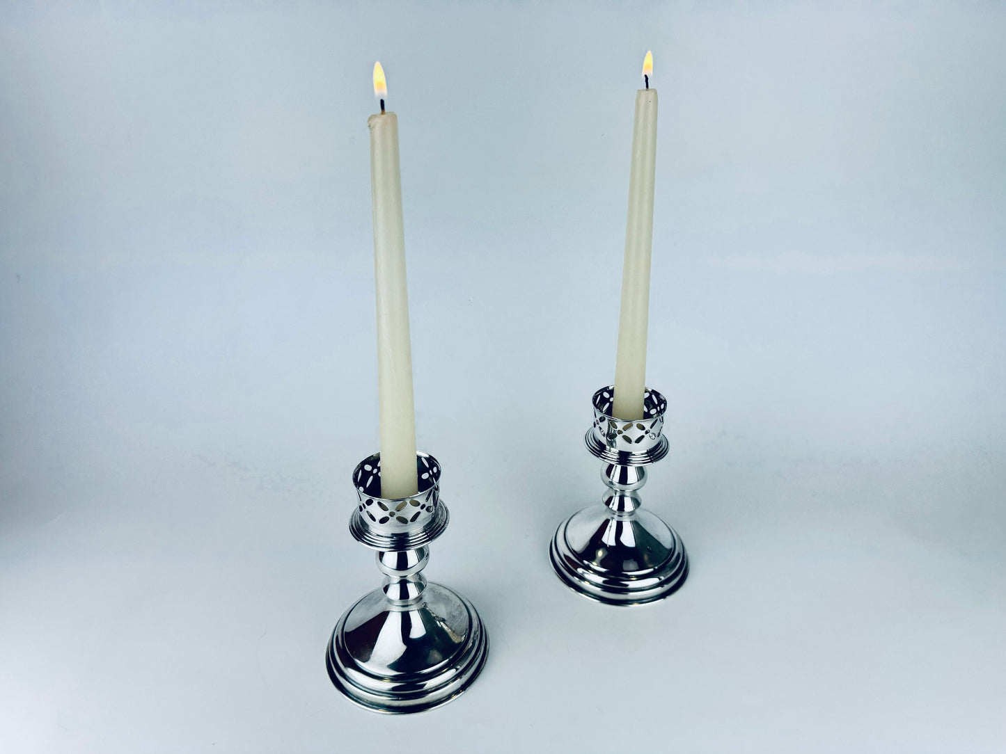 Product image for 'vintage wm rogers silver plated copper candlestick holders set of two 2 made in canada 1020' (view 8e6ce0)