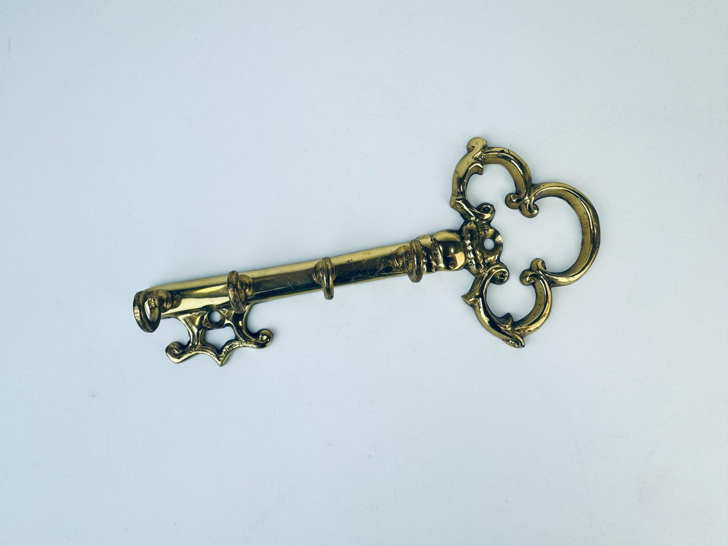 Product image for 'vintage brass skeleton key wall hook with four hooks' (view b662e9)