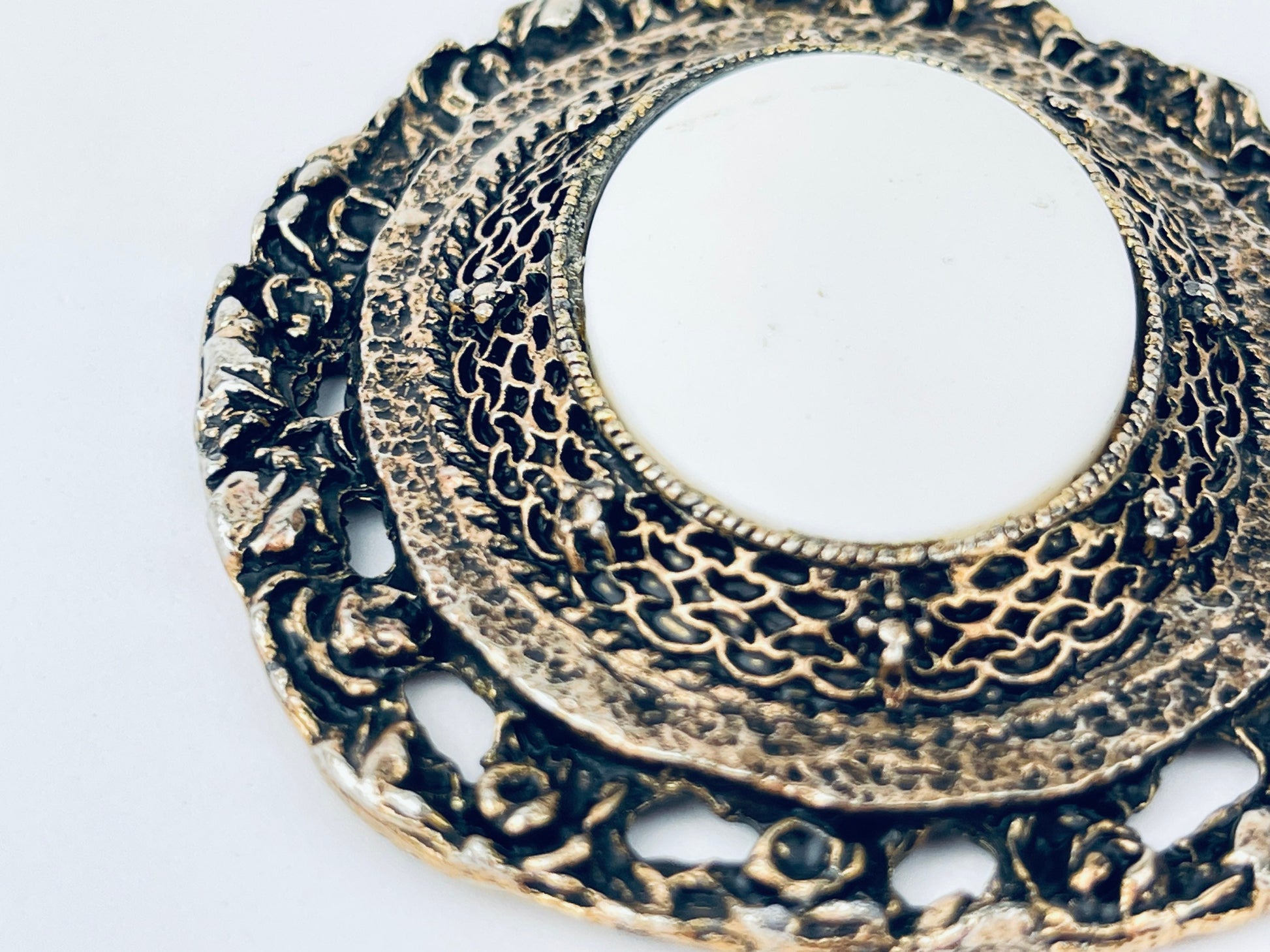 Product image for 'vintage ornate 24 kt gold plated cameo filigree oval brass metal frame wall mountable' (view fb5c46)