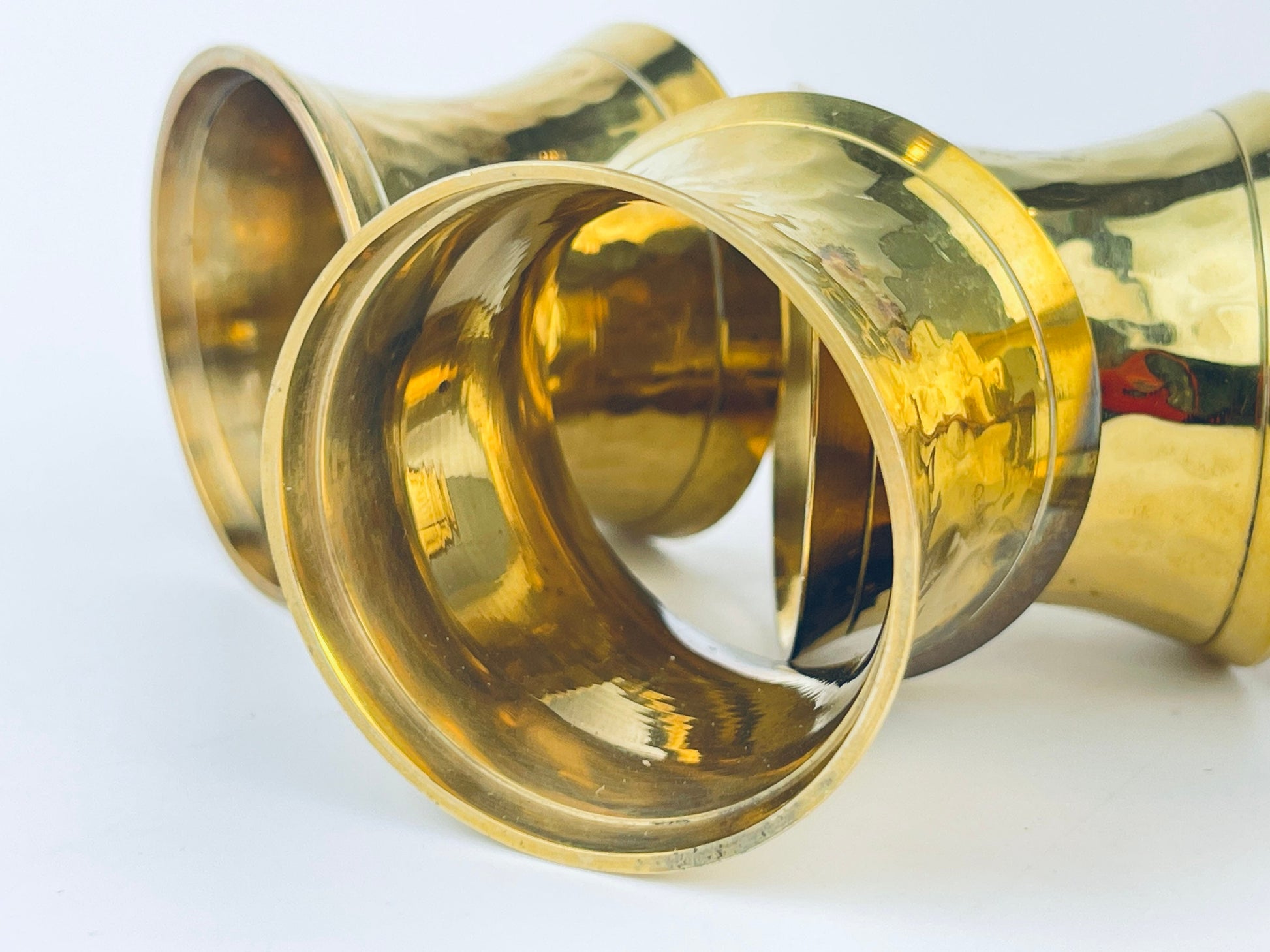 Product image for 'vintage hammered brass hourglass shaped napkin ring holders set of four 4 attractive aged metal patina' (view 66d3a5)