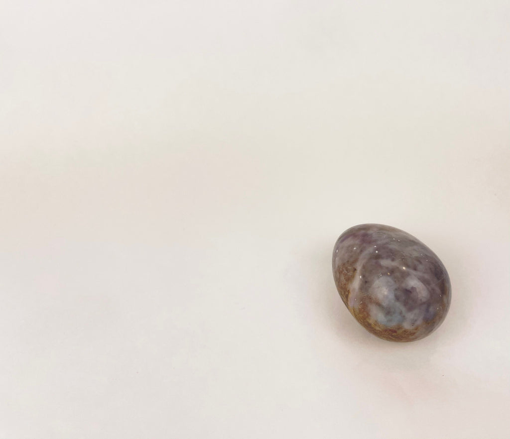 Product image for 'vintage 1970s purple marble stone egg paperweight elegant desk accent' (view 2632bb)