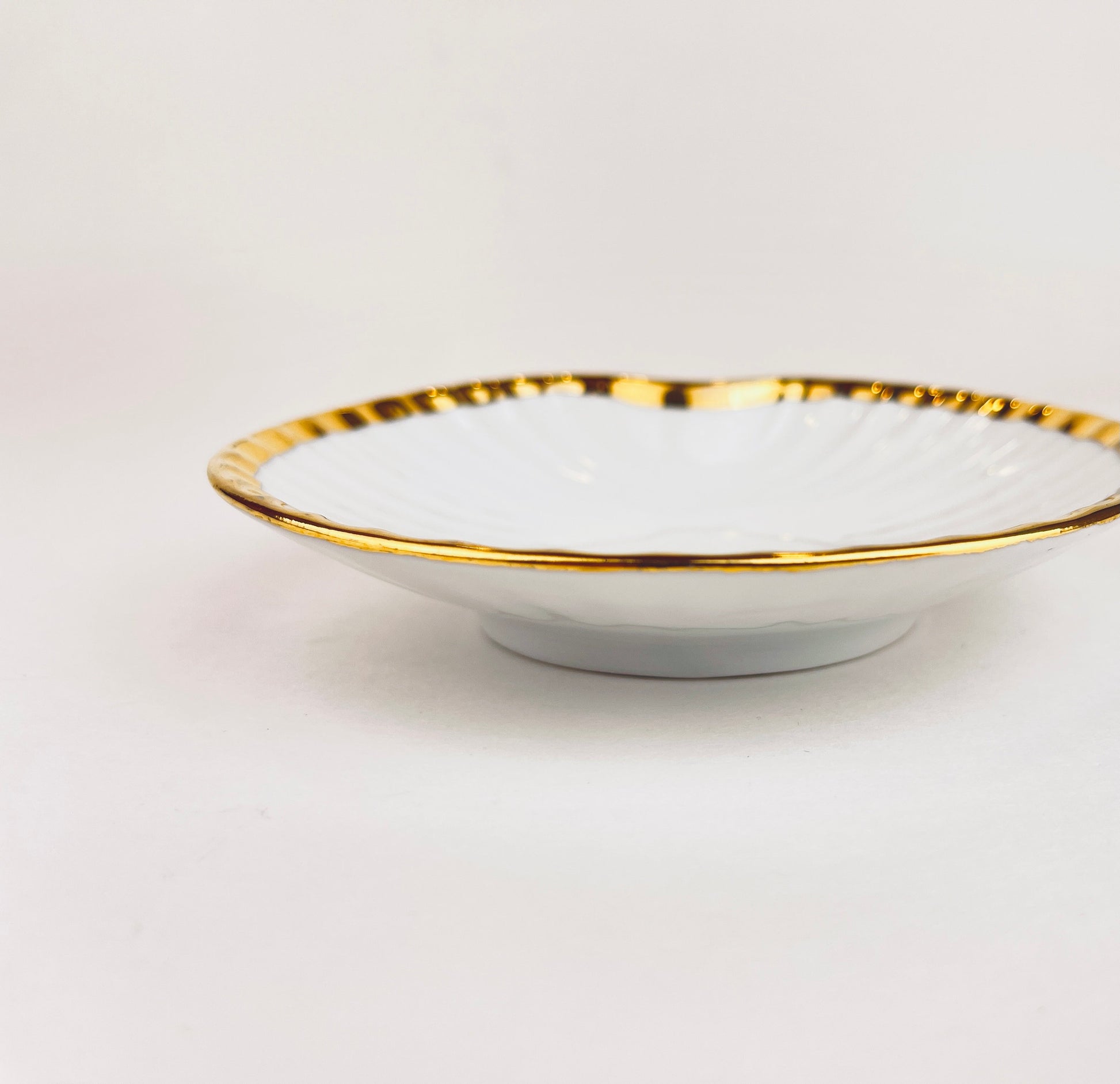Product image for 'vintage porcelain shell ring soap dish gold rimmed edge genuine bavarian made in western germany' (view 3d59a4)