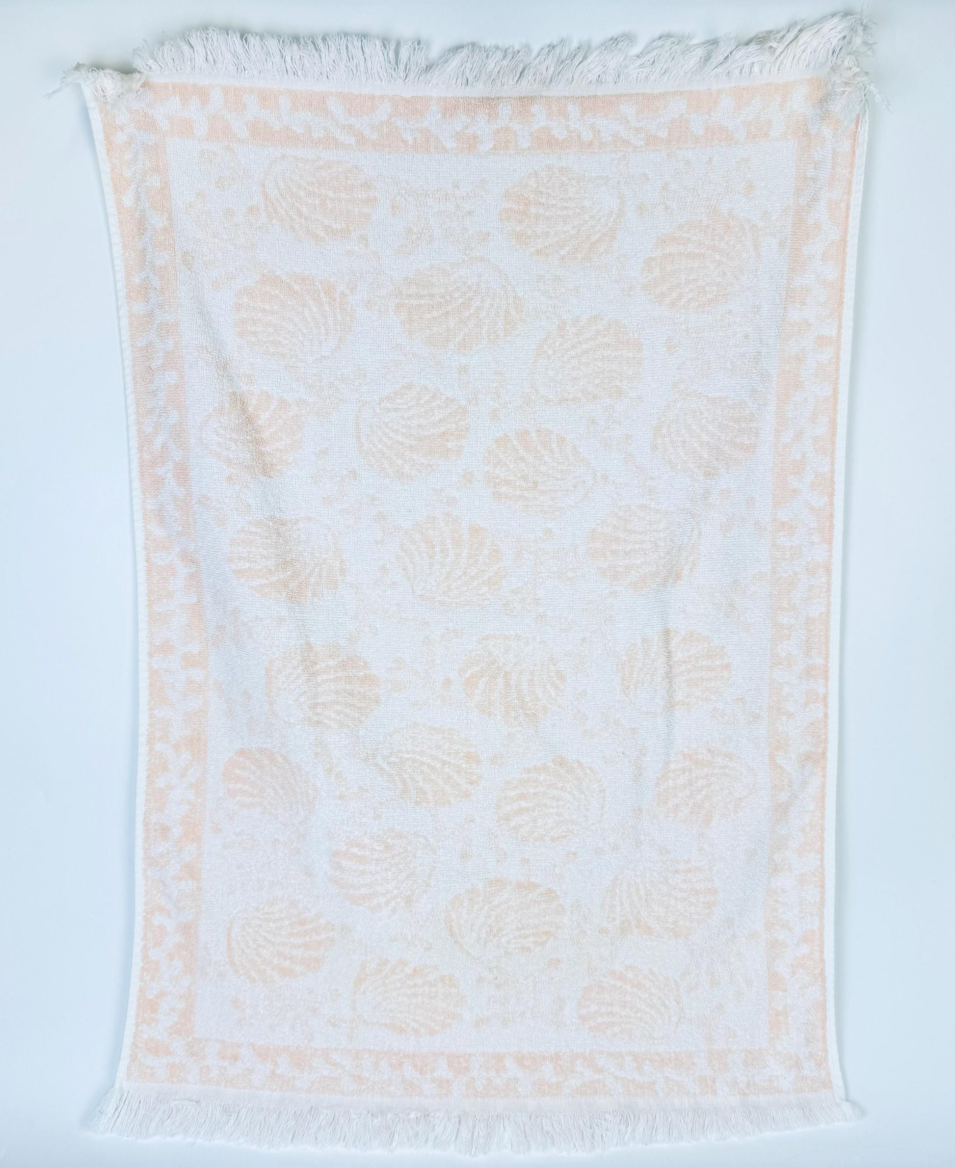 Product image for 'vintage pink white shell print fringe bath towel' (view 6cc680)