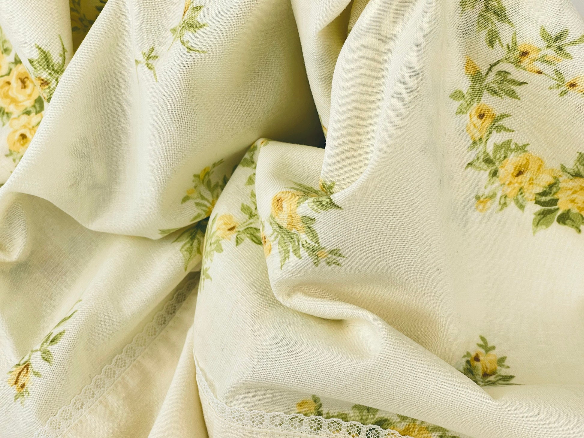 Product image for 'vintage dan river dantrel standard queen beige yellow floral pillow cases set of two 2 no iron muslin made in usa' (view 214caf)
