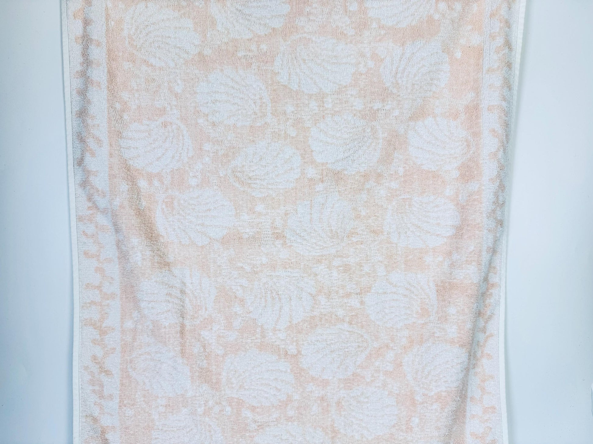 Product image for 'vintage pink white shell print fringe bath towel' (view 0d97f7)