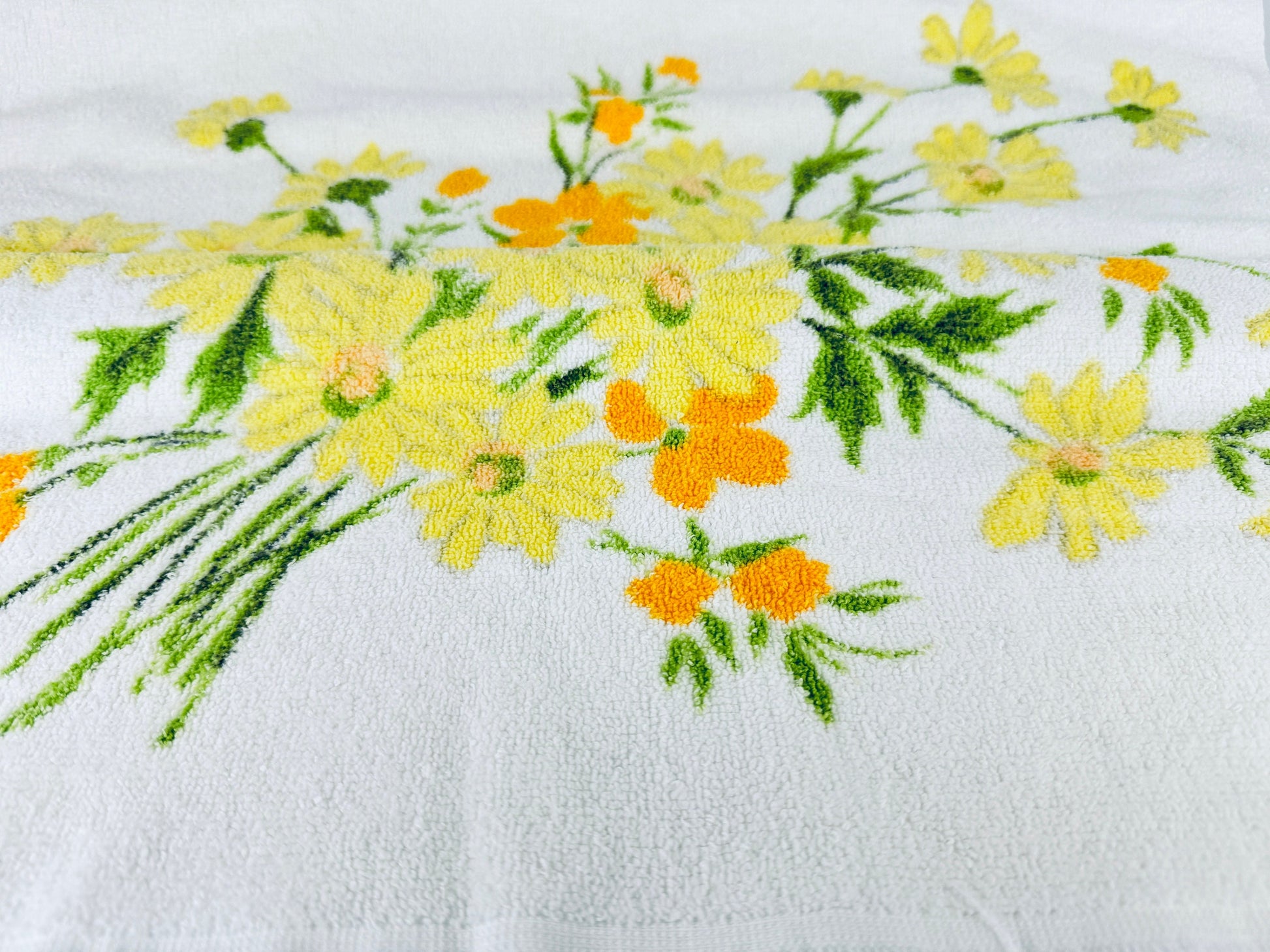 Product image for 'vintage floral bouquet white fringe bath towel wabasso made in canada' (view b0ee23)