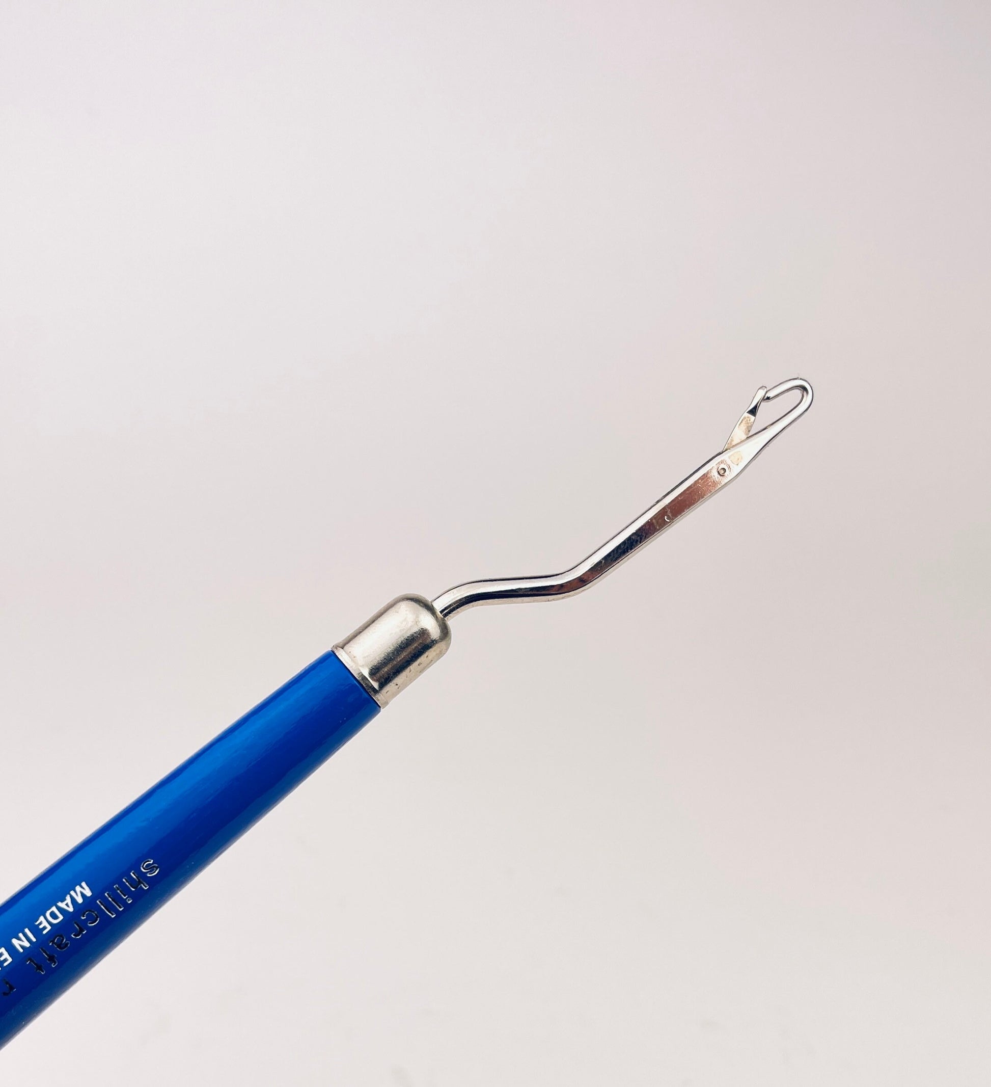 Product image for 'vintage shillcraft readicut rug yarn latch tool blue handle made in england' (view a5bdca)