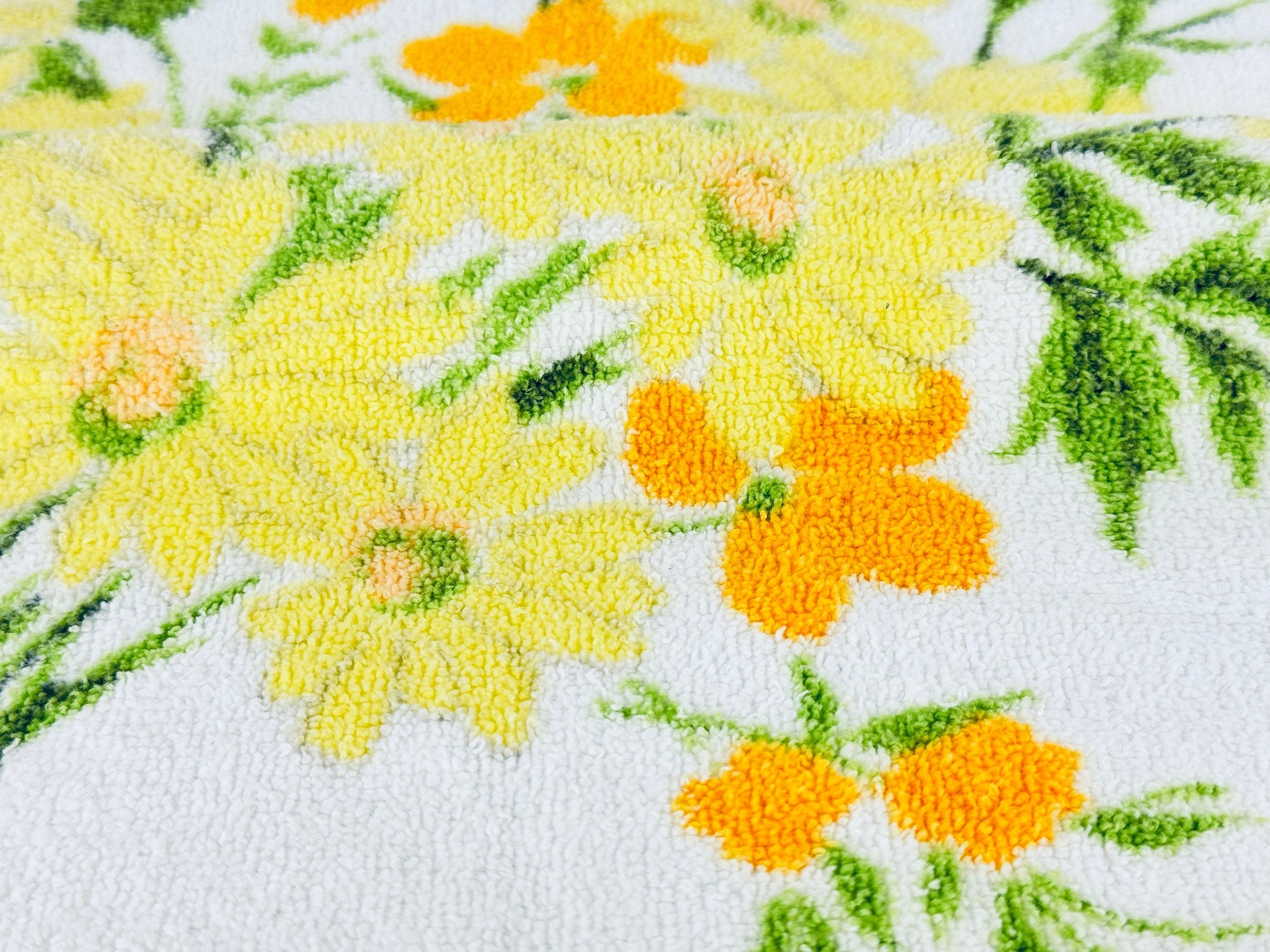 Product image for 'vintage floral bouquet white fringe bath towel wabasso made in canada' (view 0c2b68)