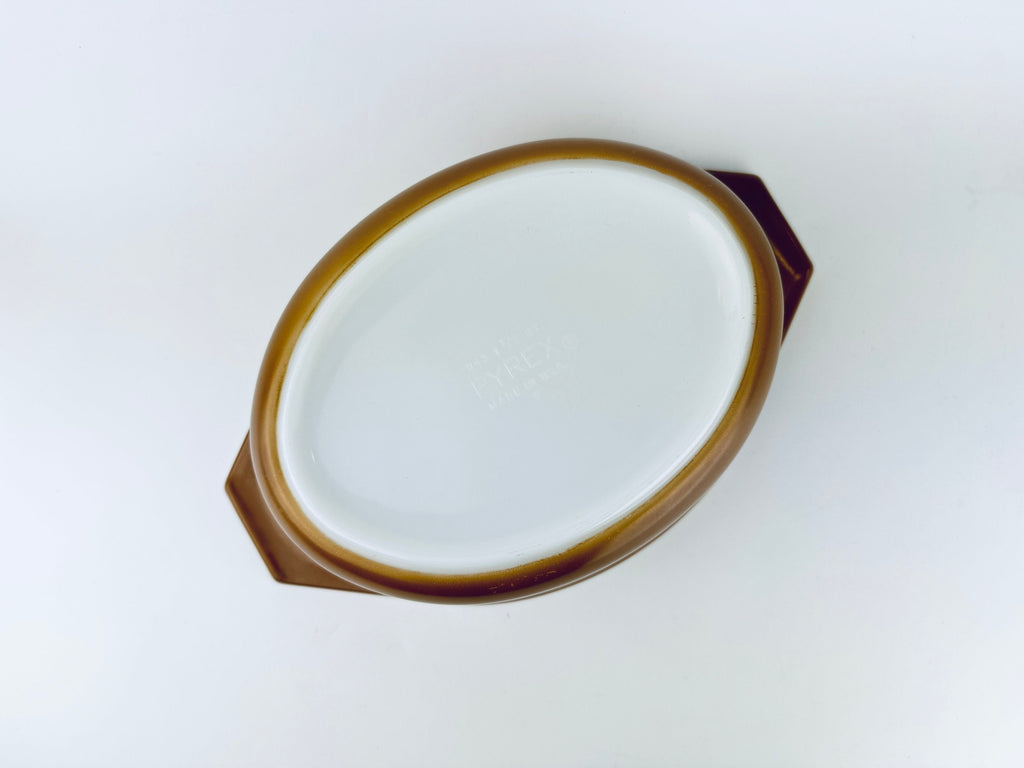 Product image for 'vintage early american pyrex white milk glass casserole dish 043 1 1 2 qt 1 42 litre early canadian' (view d7ec21)