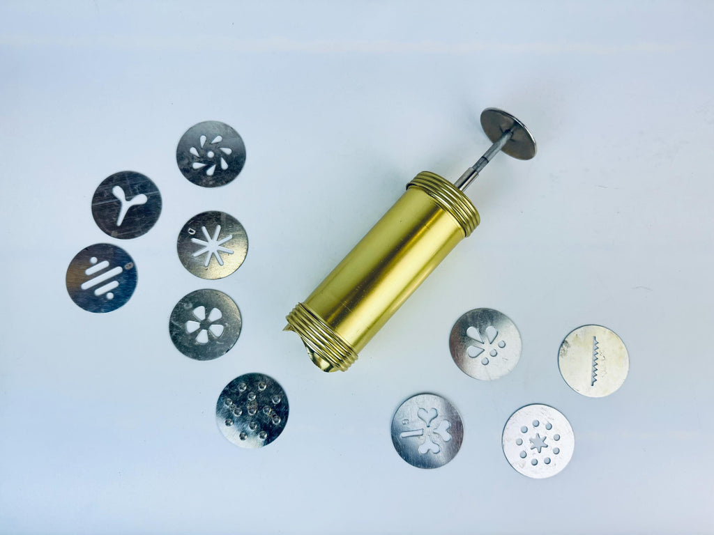 Product image for 'vintage bakersware cookie noodle maker eleven piece kit' (view 6580d8)