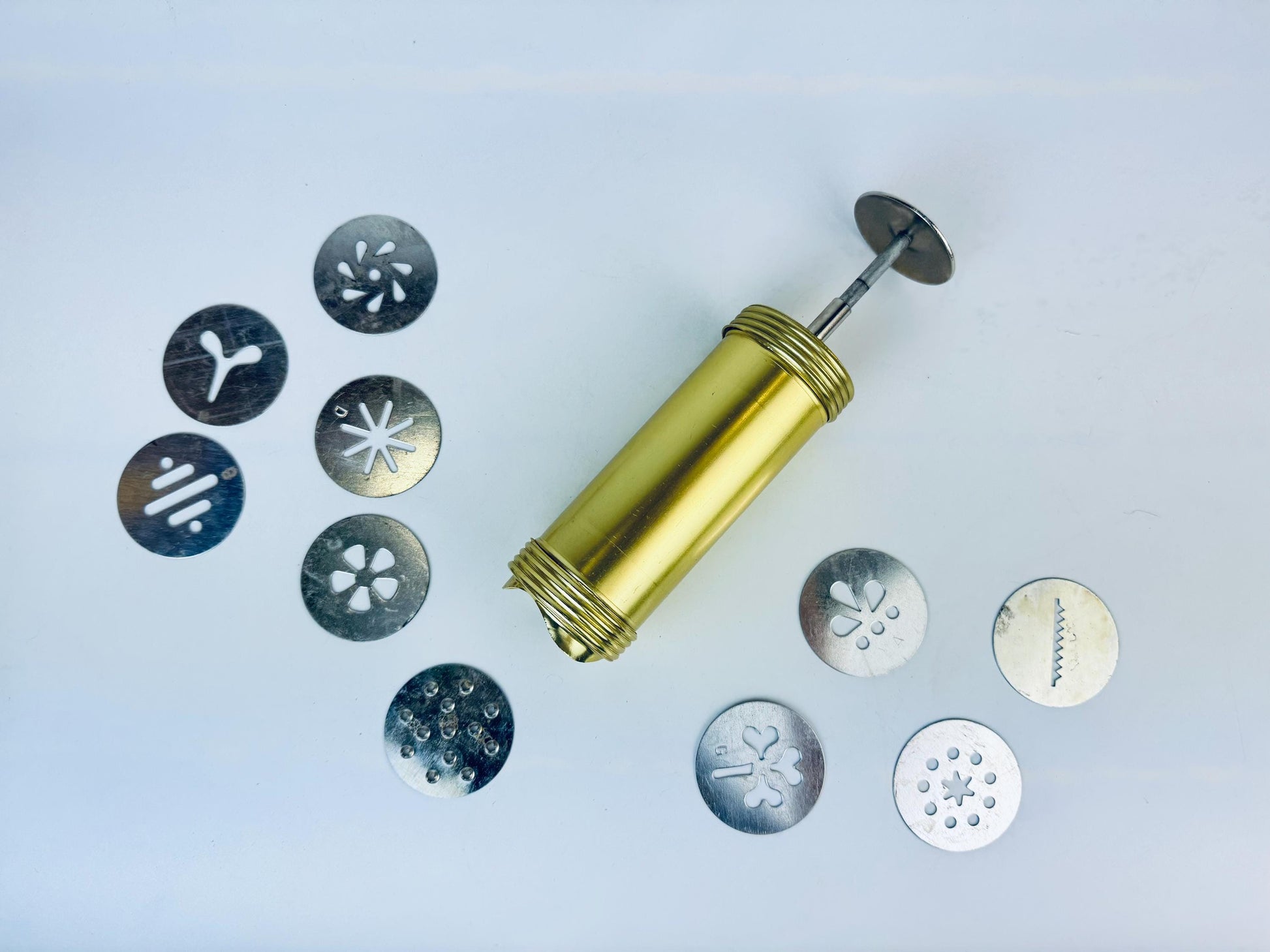 Product image for 'vintage bakersware cookie noodle maker eleven piece kit' (view 6580d8)