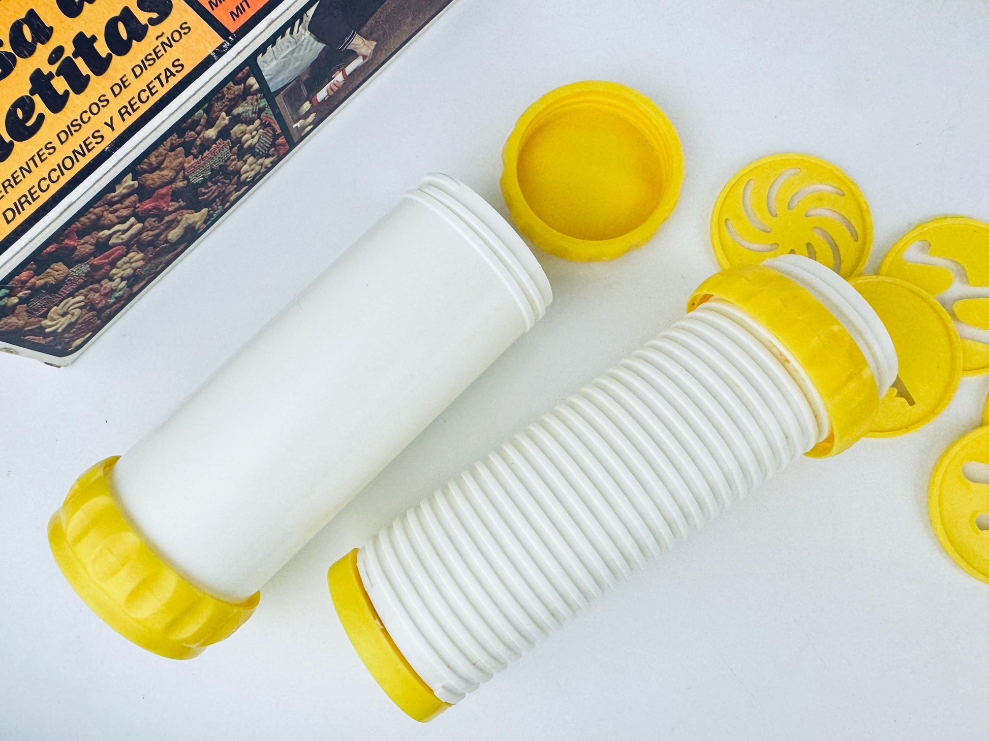 Product image for 'vintage plastic cookie press 12 design discs' (view 71858c)