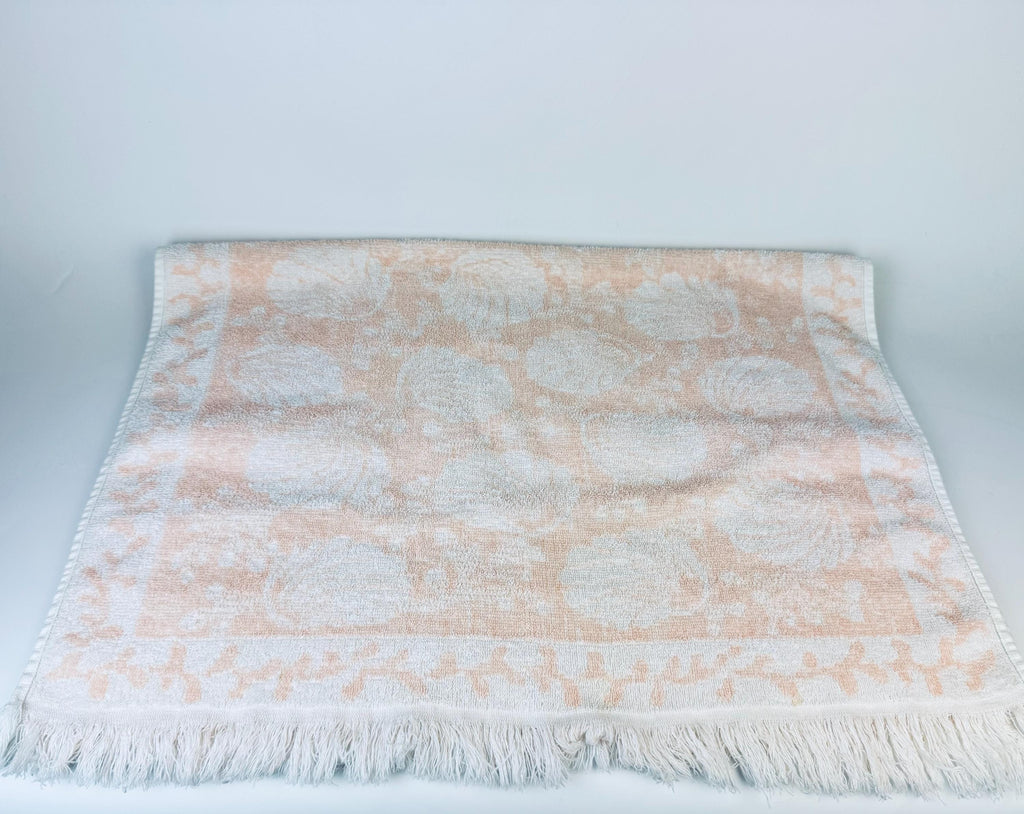Product image for 'vintage pink white shell print fringe bath towel' (view 0cf403)