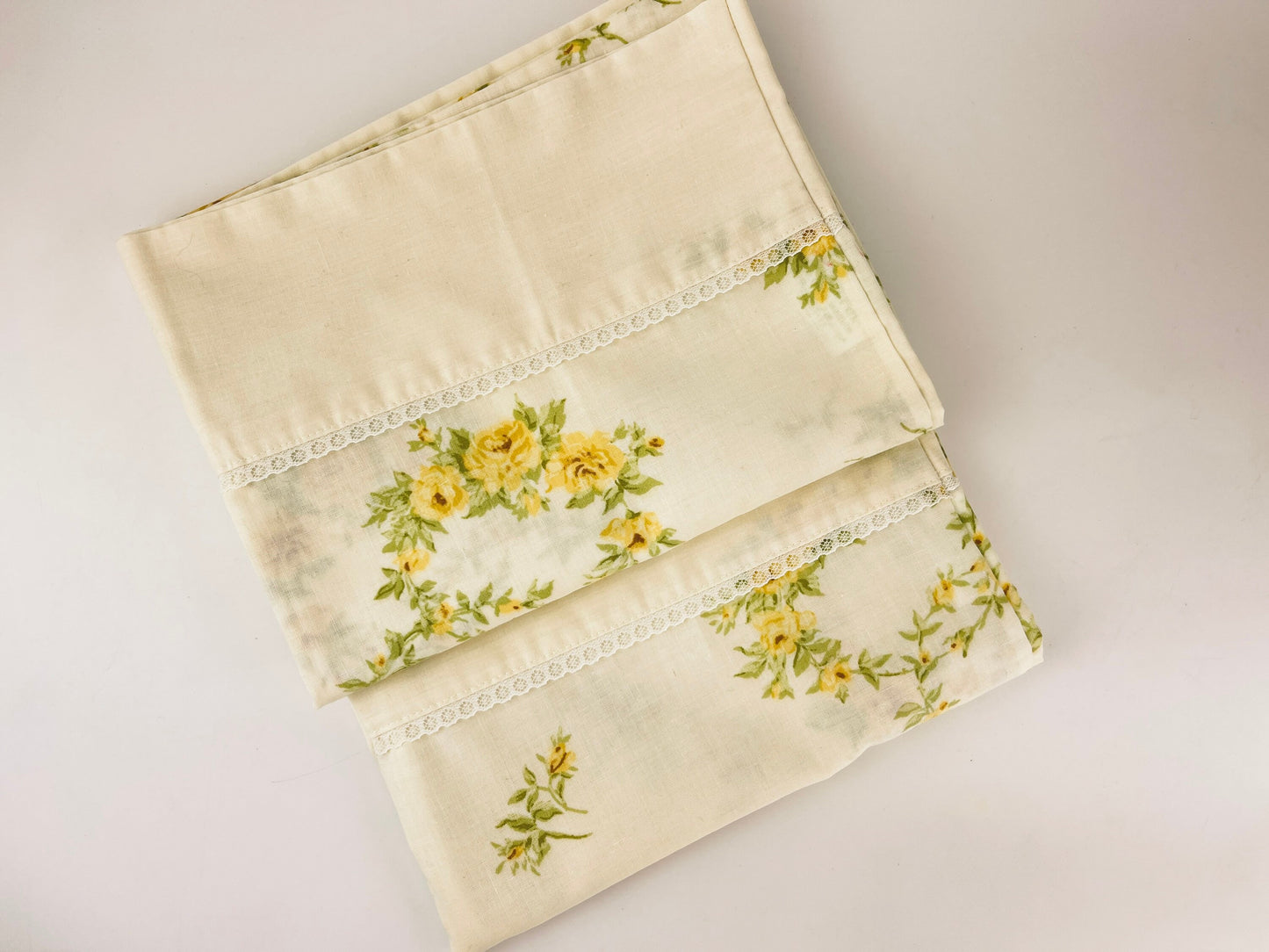 Product image for 'vintage dan river dantrel standard queen beige yellow floral pillow cases set of two 2 no iron muslin made in usa' (view a85a22)