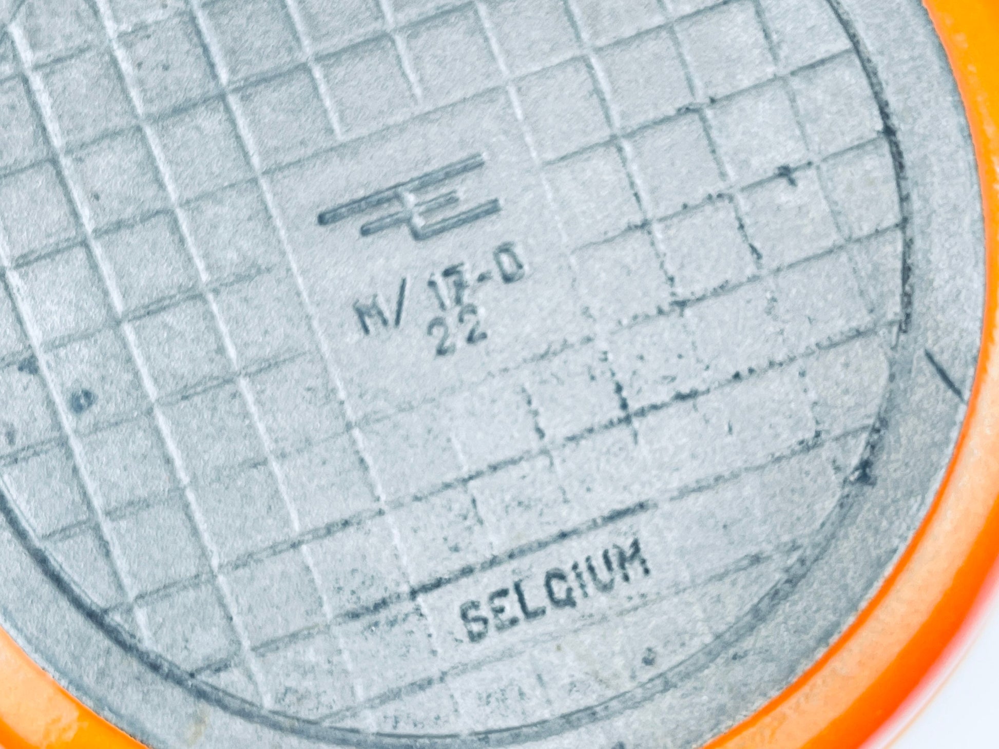 Product image for 'vintage descoware cast iron circular dutch oven ombre orange enamelled m 17 d 22 made in belgium' (view 6af1a9)