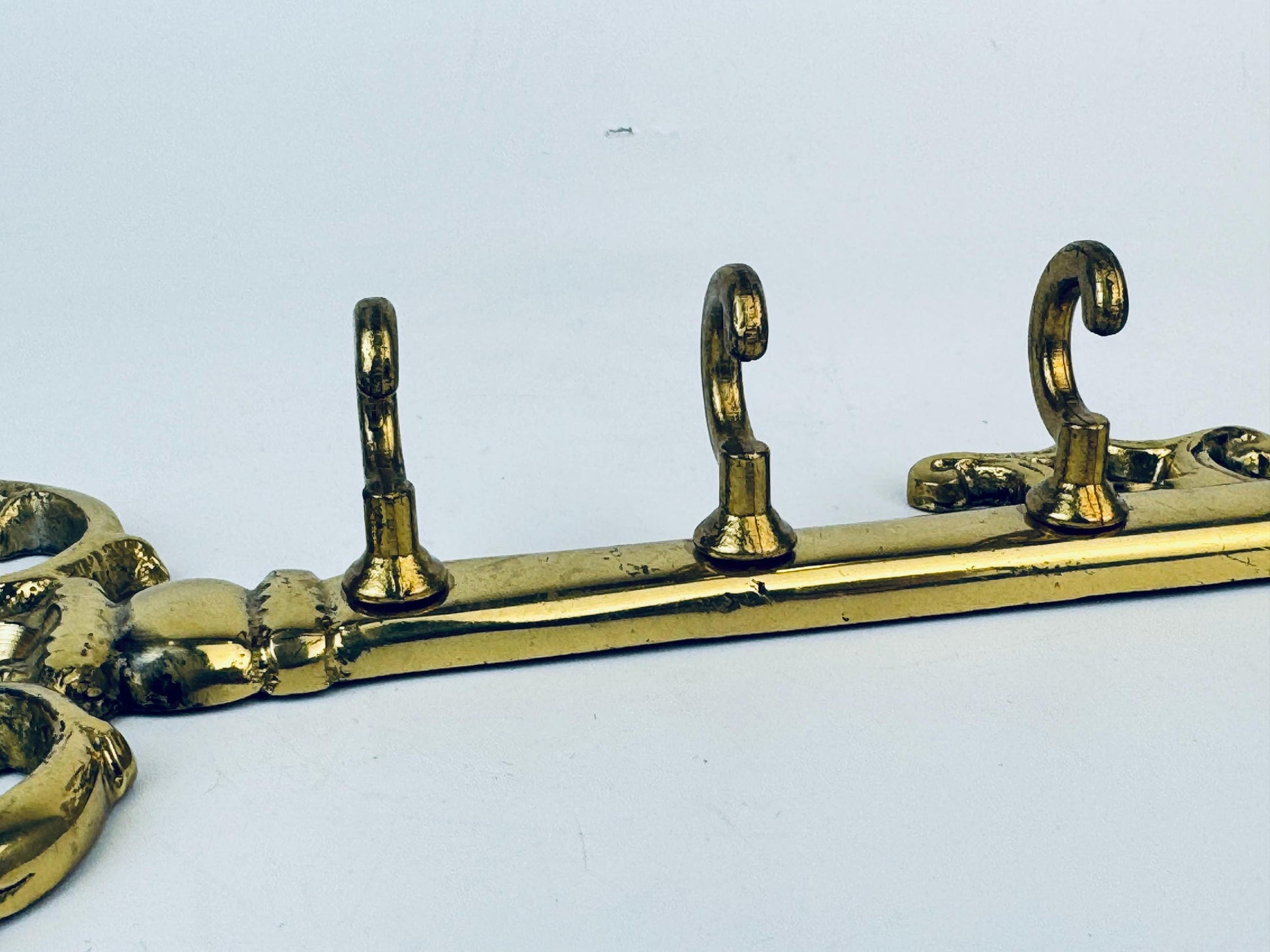 Product image for 'vintage brass skeleton key wall hook with four hooks' (view 373fd2)