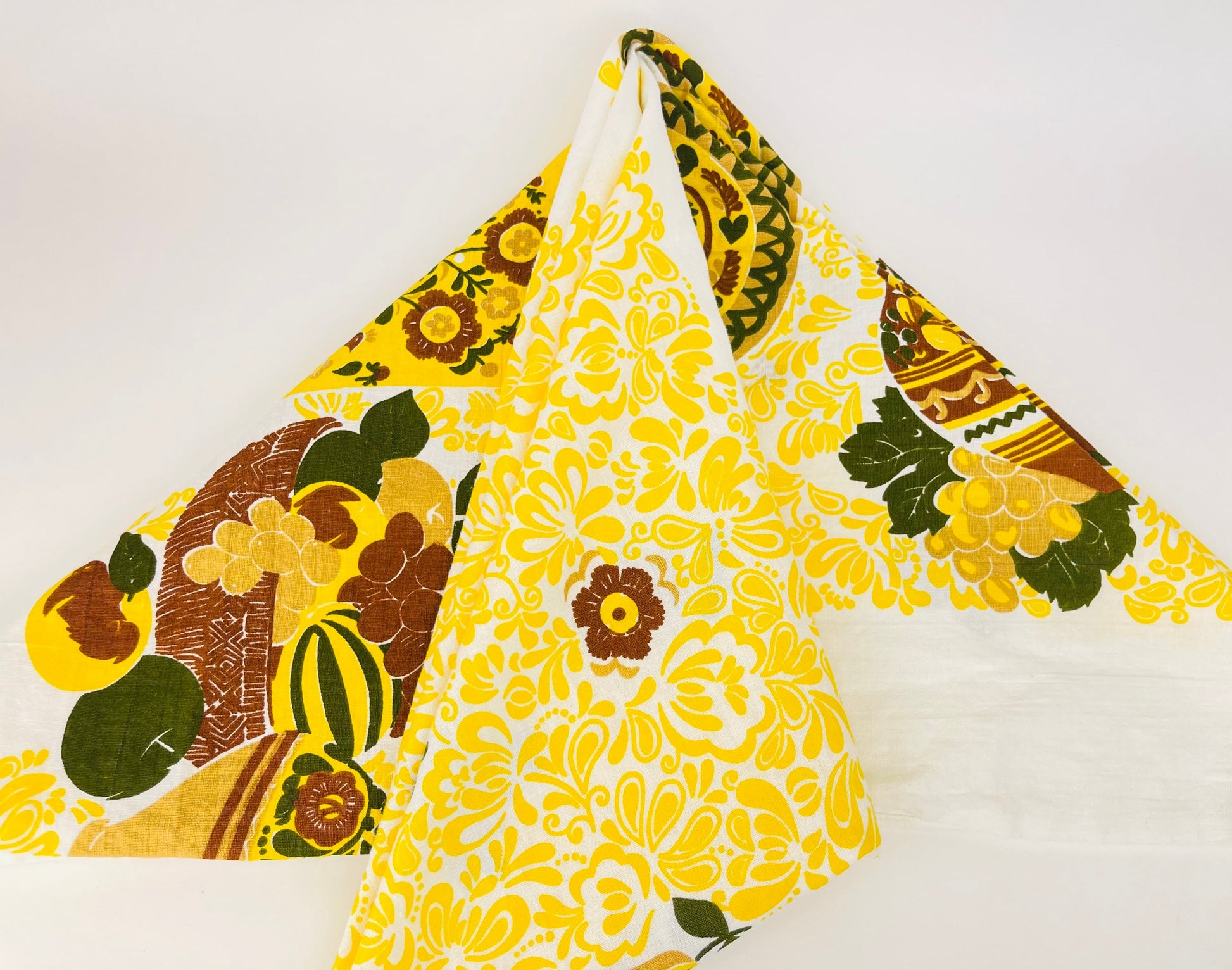 Product image for 'vintage 1950s mid century modern bright kitchen scene square tablecloth' (view 1accd2)