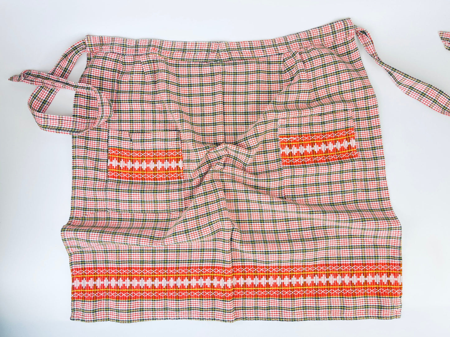Product image for 'vintage red white plaid dual pocket waist apron' (view 7aec20)