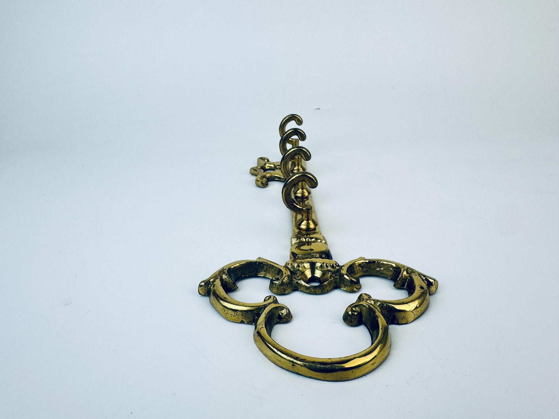 Product image for 'vintage brass skeleton key wall hook with four hooks' (view b5daab)