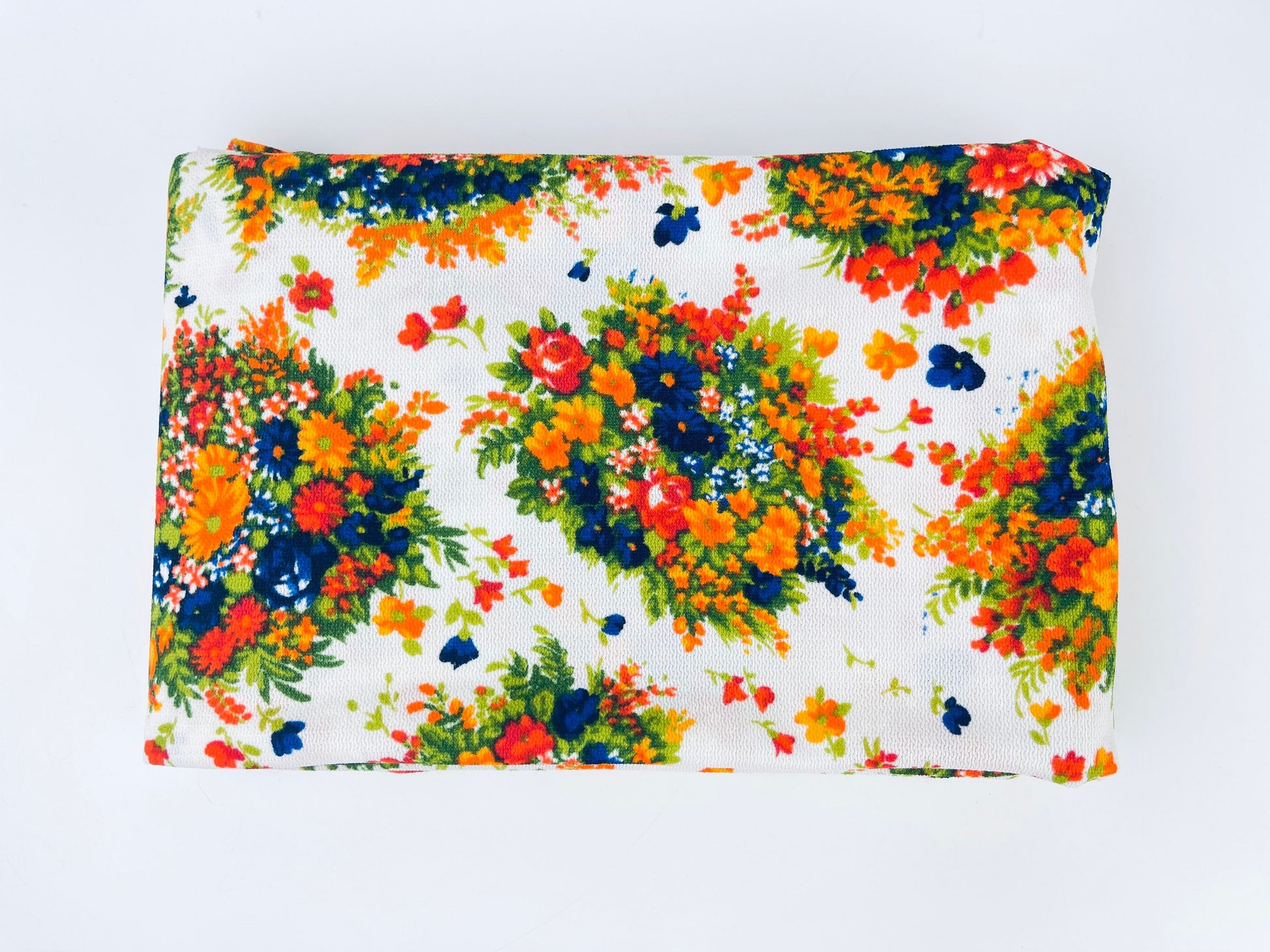 Product image for 'vintage bright floral white polyester stretch fabric 46 x 88' (view 386a27)
