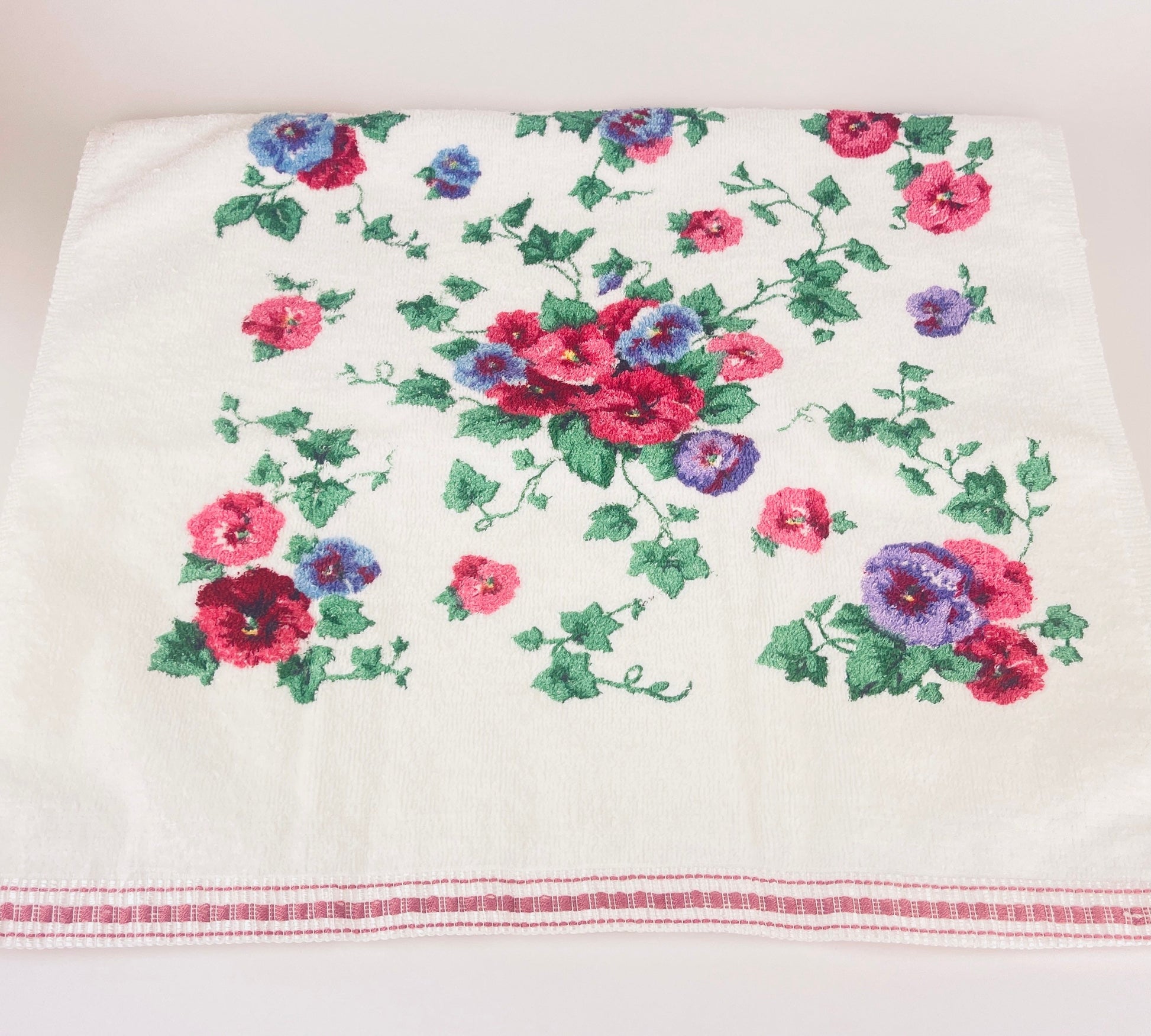 Product image for 'vintage floral print hand towel made by waverly in usa 100 cotton' (view 203069)