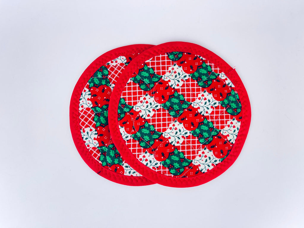 Product image for 'vintage christmas mistletoe hearts pot holder hot pad trivets set of two 2' (view 55448e)