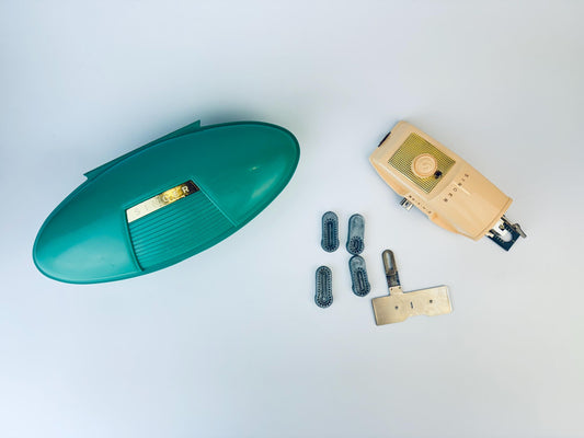 Product image for 'vintage singer slant shank buttonhole attachment 489510 patent 2482607 made in usa atomic jetsons aqua green case' (view 98ca77)