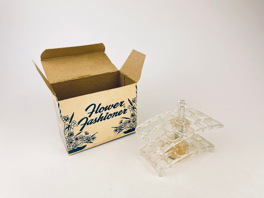 Product image for 'vintage flower fashioner flower holder made in usa by gadjo tip proof flower holder 616' (view f39d70)