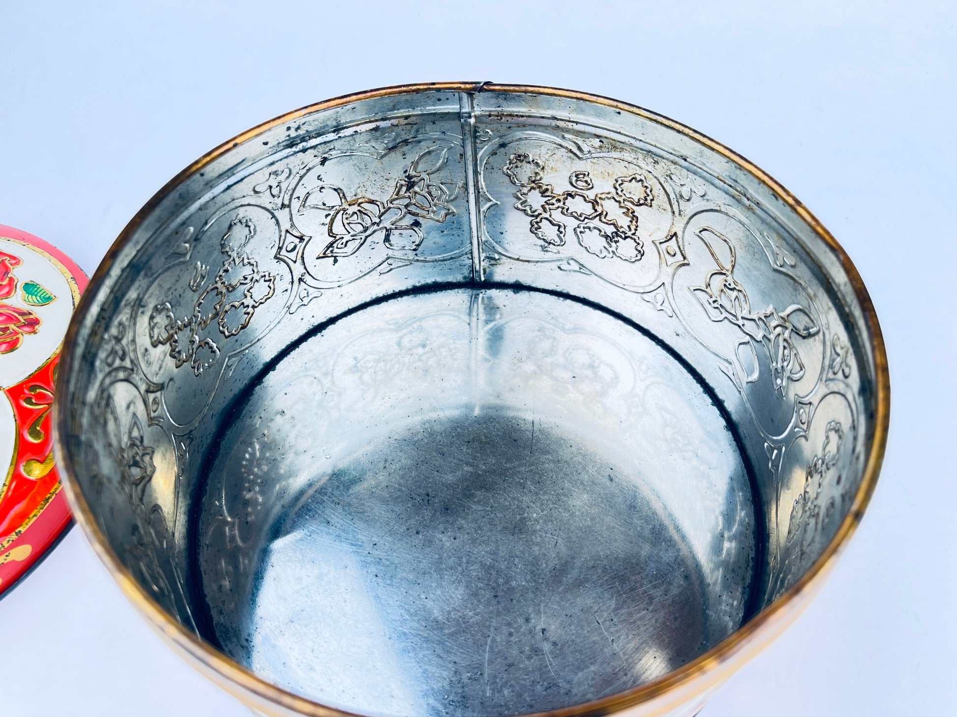 Product image for 'vintage gray dunn round tin red gold floral pattern product of scotland' (view 9cc3a8)